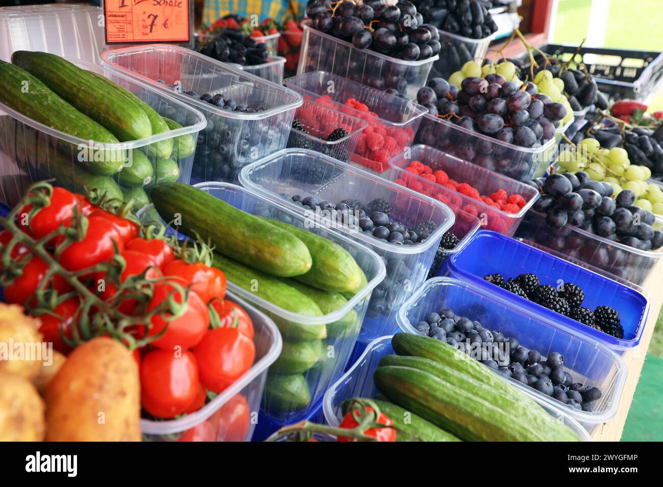 Obst als gesundes Nahrungsmittel viele verschiedene Obstsorten liegen an einem Obststand zum Verkauf bereit *** Obst als gesundes Lebensmittel stehen an einem Obststand viele verschiedene Obstsorten zum Verkauf zur Verfügung Stockfoto