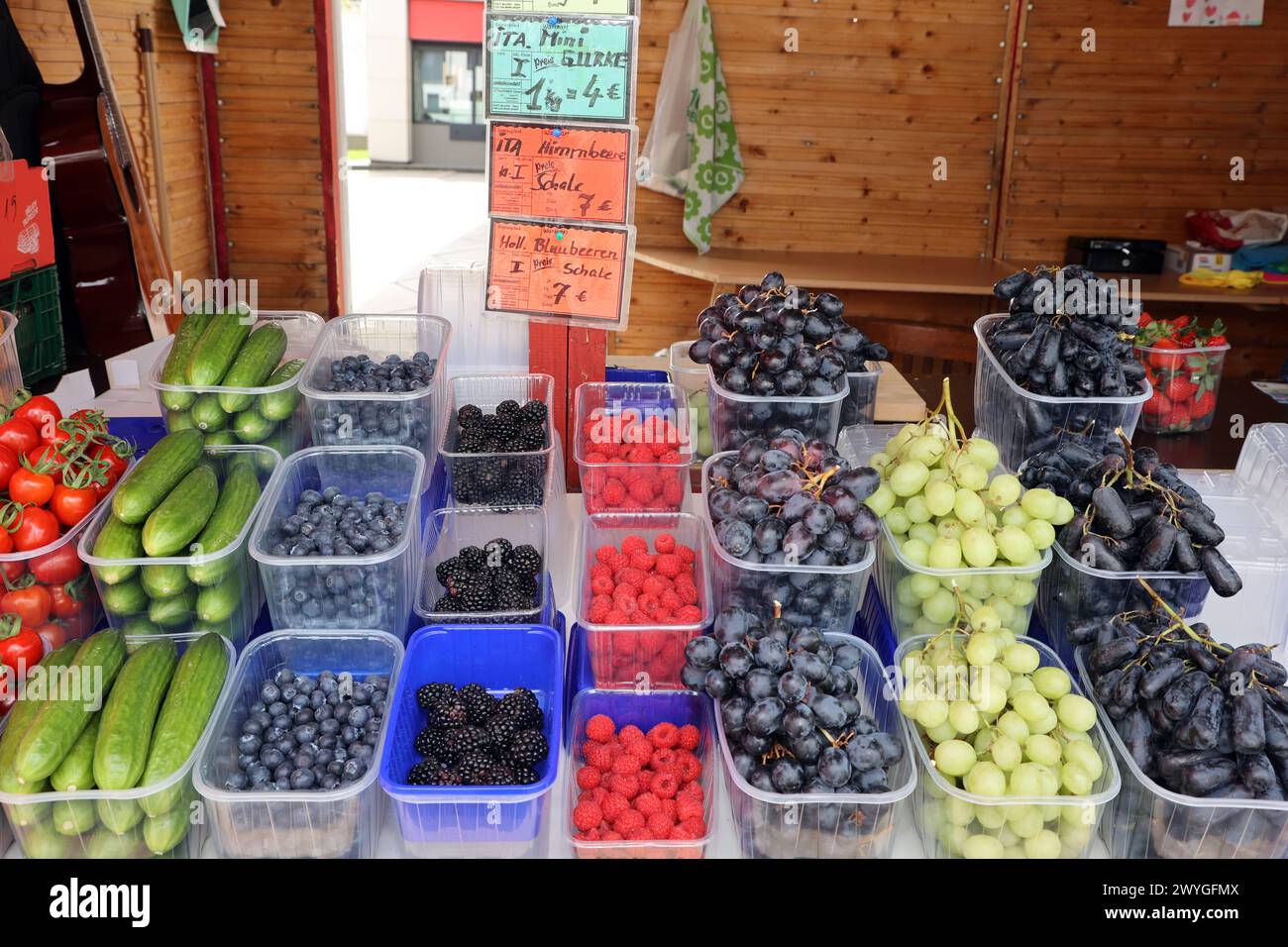 Obst als gesundes Nahrungsmittel viele verschiedene Obstsorten liegen an einem Obststand zum Verkauf bereit *** Obst als gesundes Lebensmittel stehen an einem Obststand viele verschiedene Obstsorten zum Verkauf zur Verfügung Stockfoto