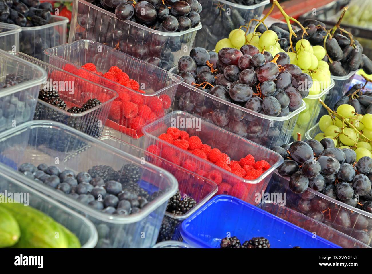 Obst als gesundes Nahrungsmittel viele verschiedene Obstsorten liegen an einem Obststand zum Verkauf bereit *** Obst als gesundes Lebensmittel stehen an einem Obststand viele verschiedene Obstsorten zum Verkauf zur Verfügung Stockfoto