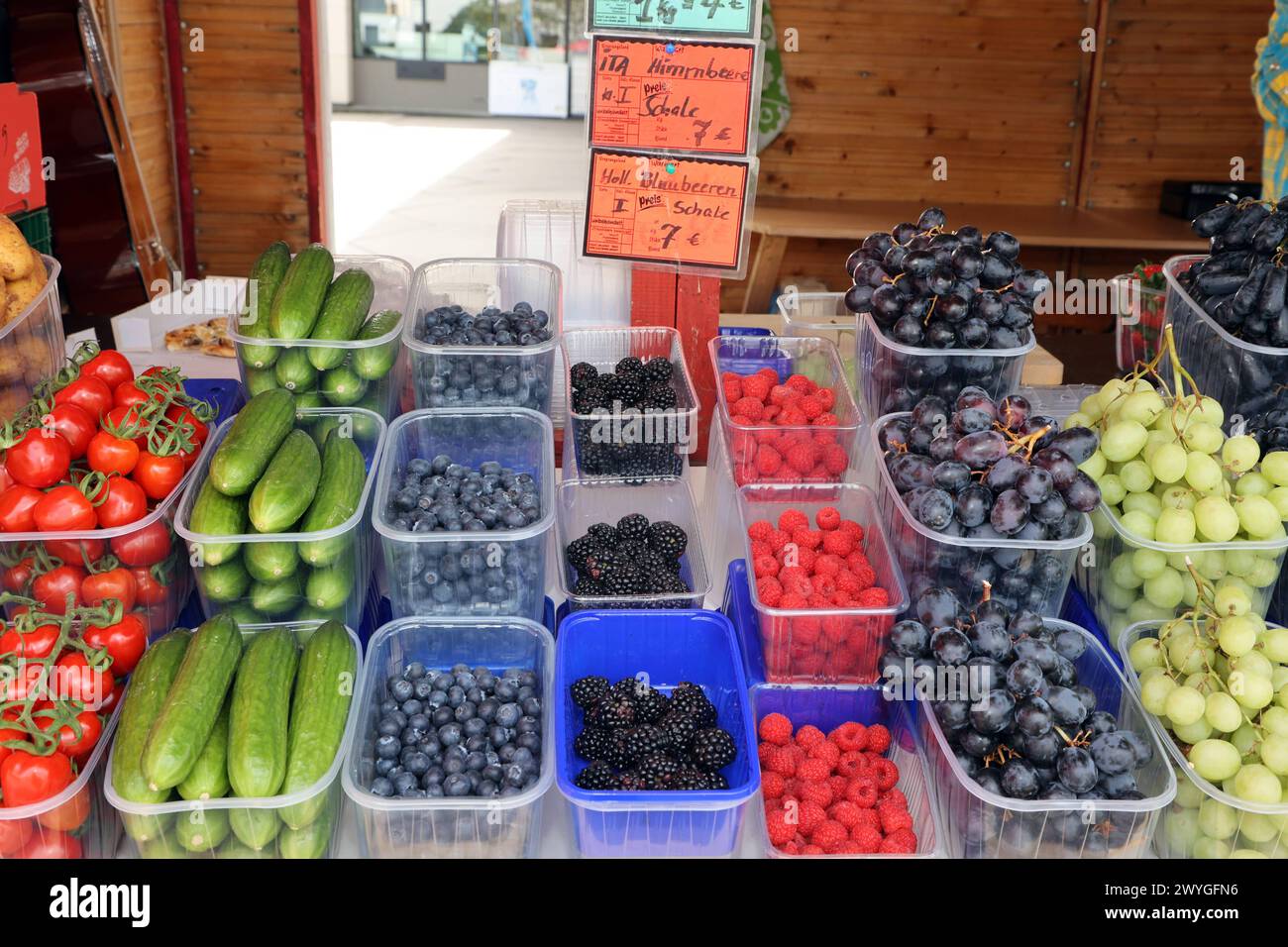 Obst als gesundes Nahrungsmittel viele verschiedene Obstsorten liegen an einem Obststand zum Verkauf bereit *** Obst als gesundes Lebensmittel stehen an einem Obststand viele verschiedene Obstsorten zum Verkauf zur Verfügung Stockfoto