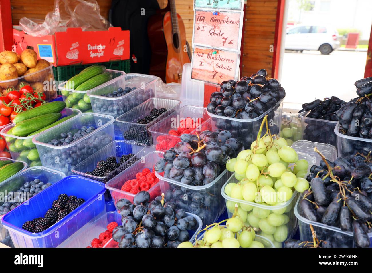 Obst als gesundes Nahrungsmittel viele verschiedene Obstsorten liegen an einem Obststand zum Verkauf bereit *** Obst als gesundes Lebensmittel stehen an einem Obststand viele verschiedene Obstsorten zum Verkauf zur Verfügung Stockfoto