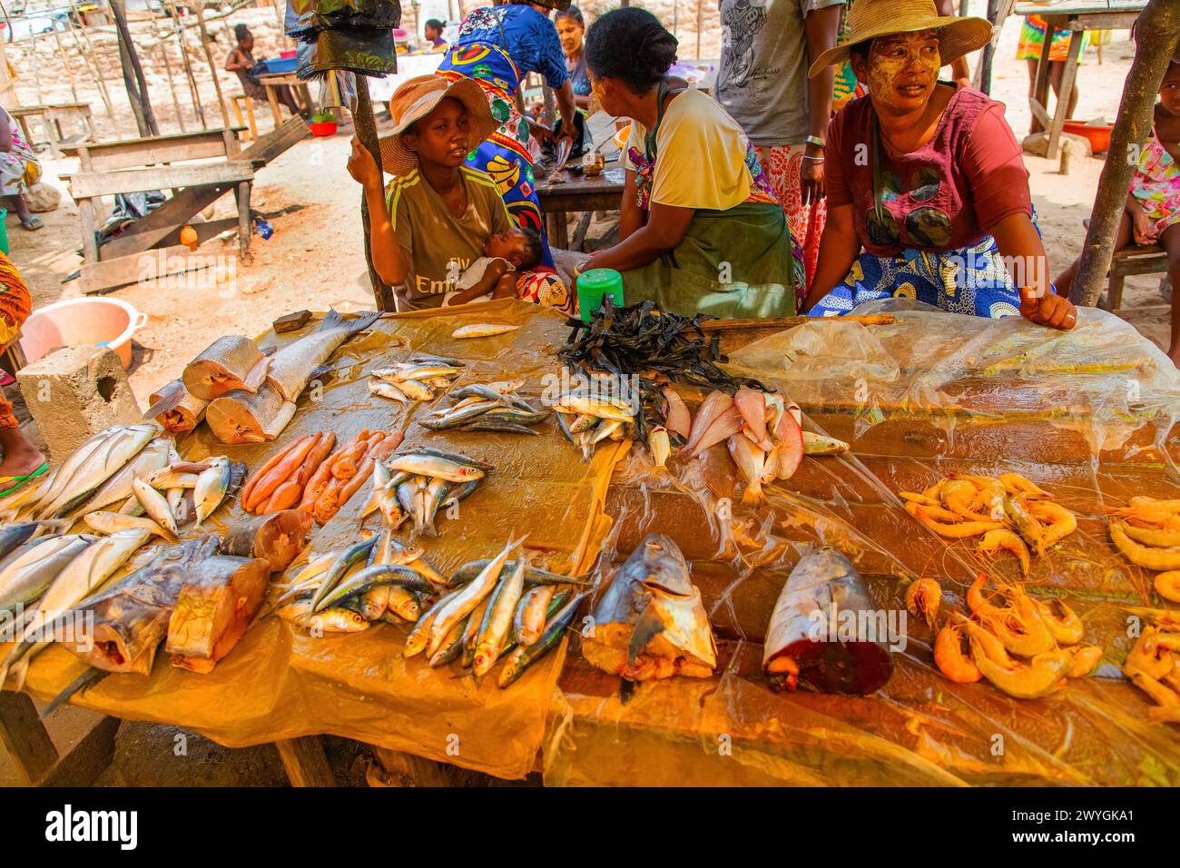 Toamasina, Madagaskar. 18. oktober 2023. Frischer Fisch, lokaler Markt. Frauen putzen und verkaufen frischen Fisch. Hände und Stücke fischen im Fokus. Lokaler Geschmack. Stockfoto
