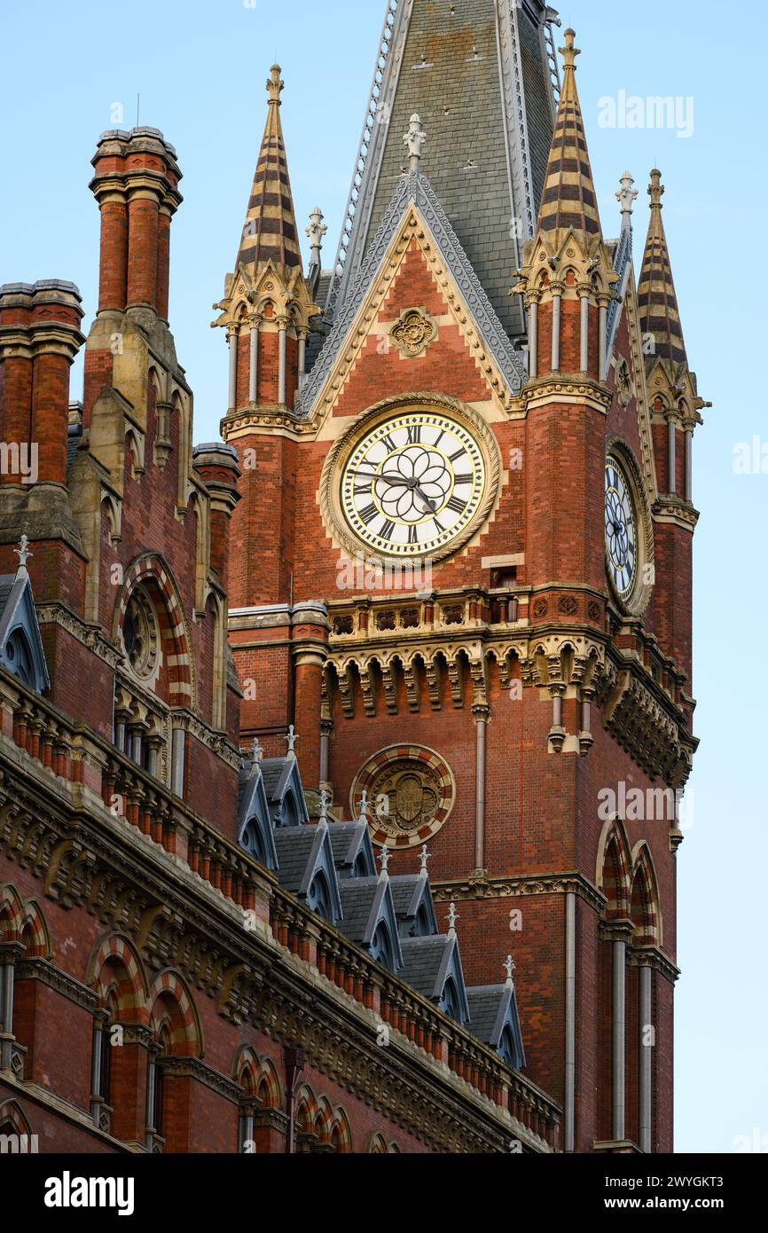 London, Großbritannien - 24. März 2024; Uhr am Backsteinturm am Wahrzeichen der St. Pancras Station Stockfoto