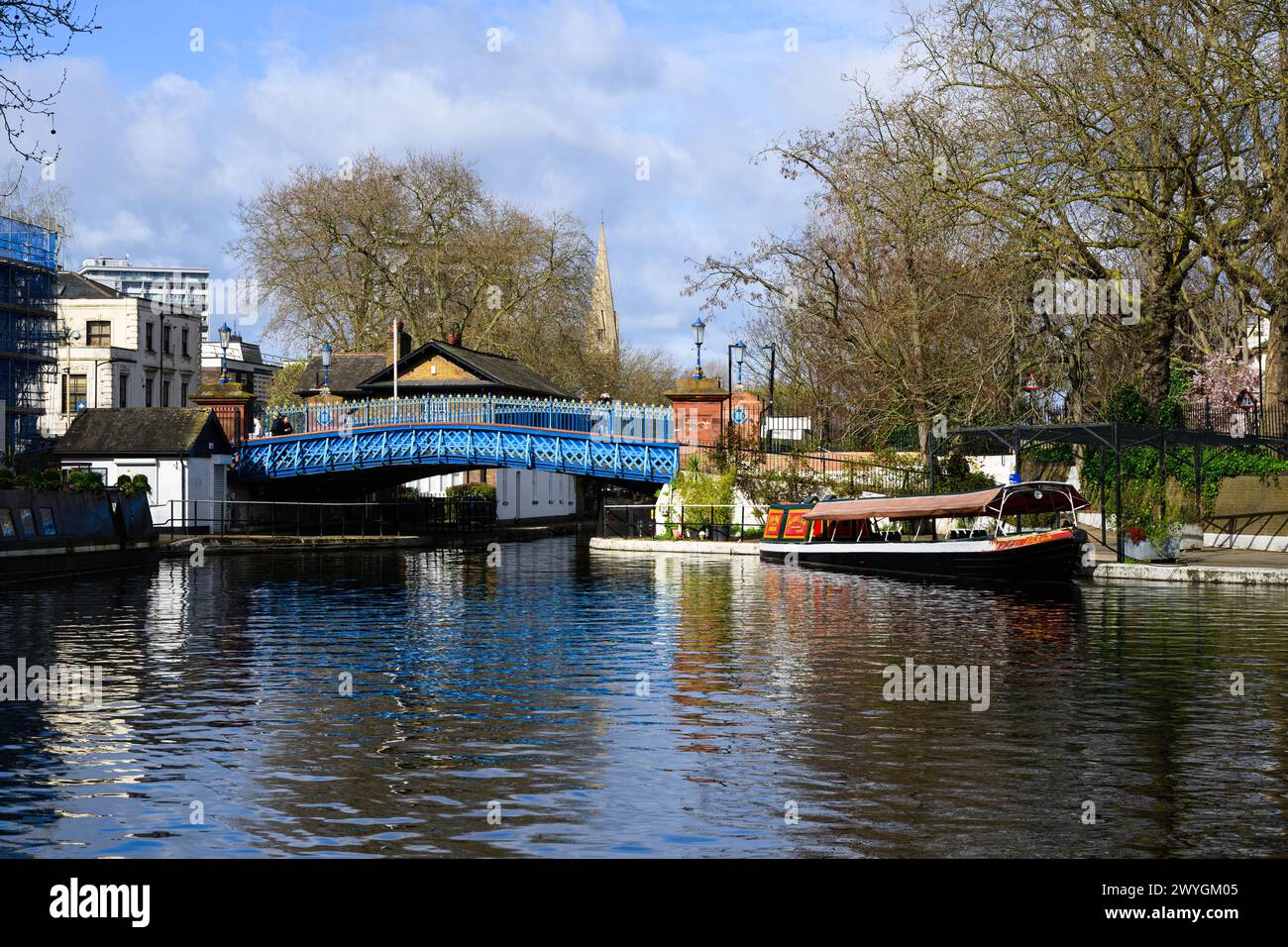 London, Großbritannien - 23. März 2024; Westbourne Terrace Road Bridge in Little Venice mit Kanalboot im Frühjahr Stockfoto