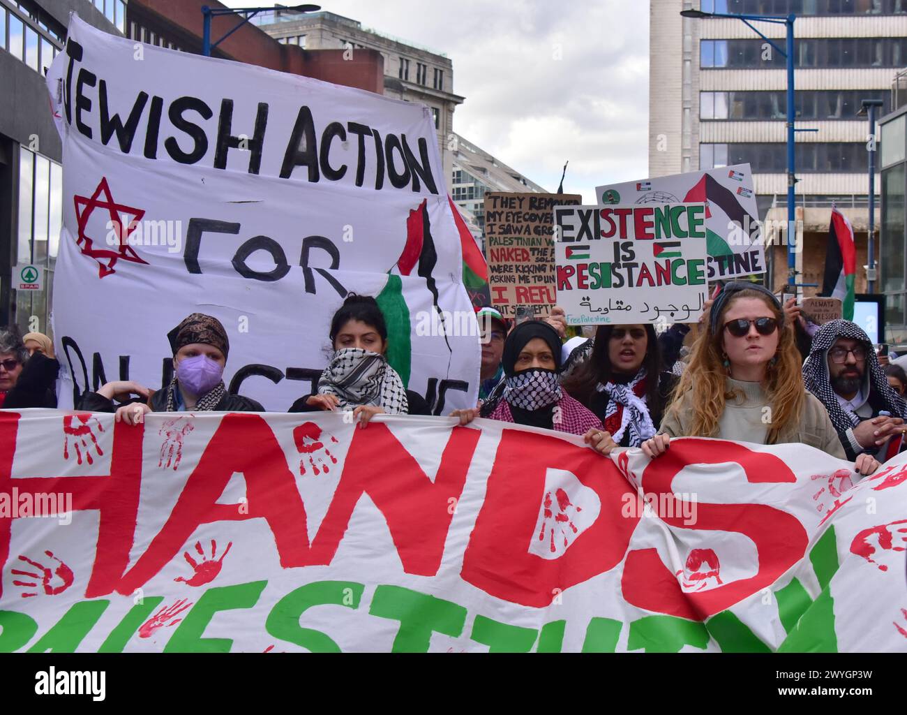 Pro-Palästina-Protest, geführt von Frauen, im Zentrum von Manchester, Großbritannien, 6. April, 2024. Demonstranten an der Front des Protestes tragen ein Banner "Hände weg von den palästinensischen Frauen" Stockfoto