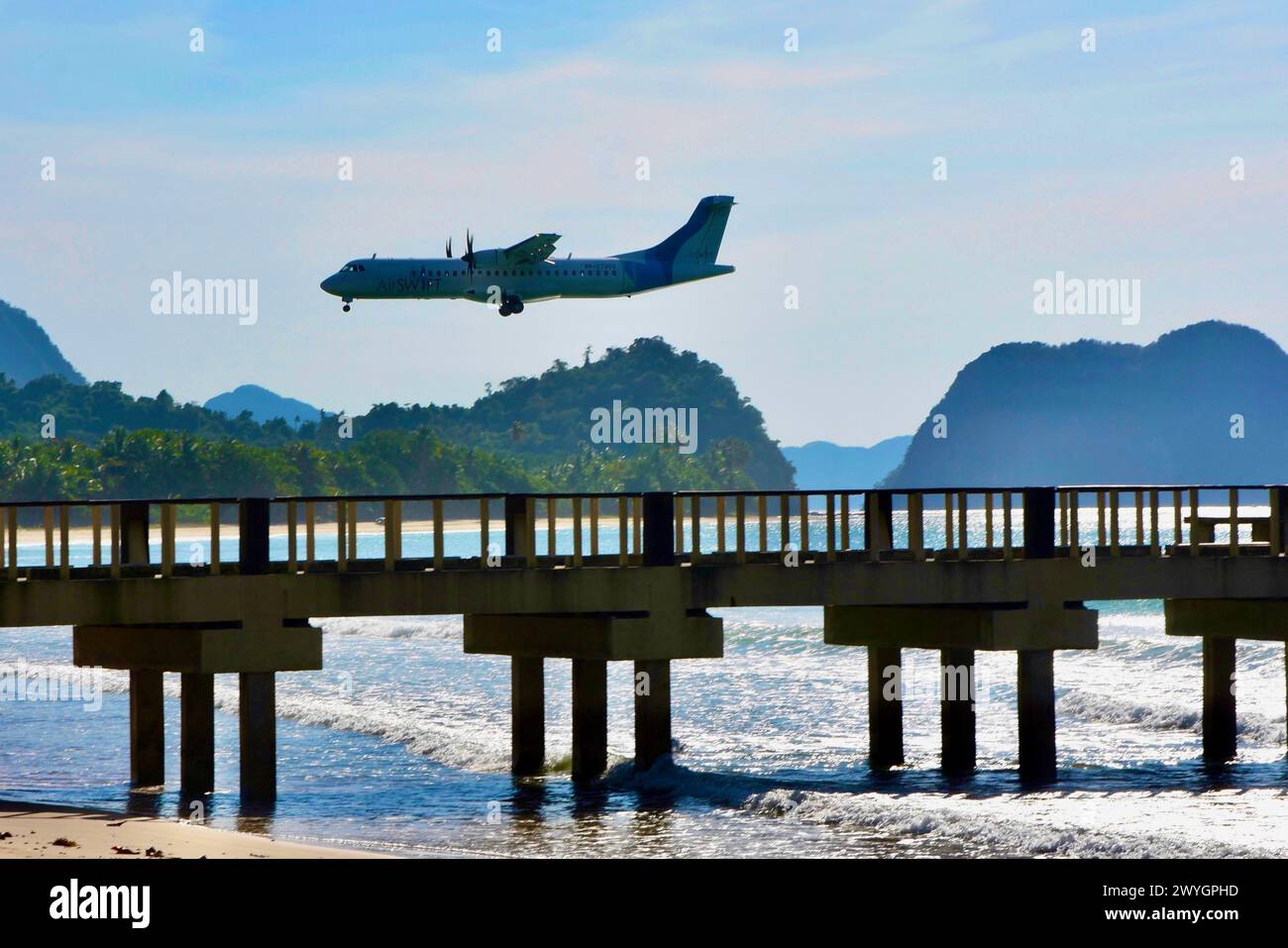 Airswift ATR 72 Landung in El Nido, Palawan Stockfoto Airswift ATR 72 Landung in El Nido, Palawan Stockfoto