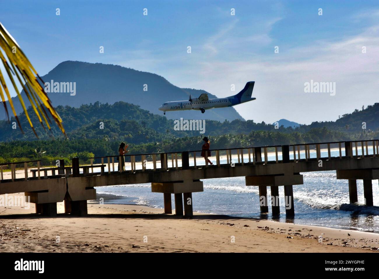 Airswift ATR 72 Landung in El Nido, Palawan Stockfoto Airswift ATR 72 Landung in El Nido, Palawan Stockfoto