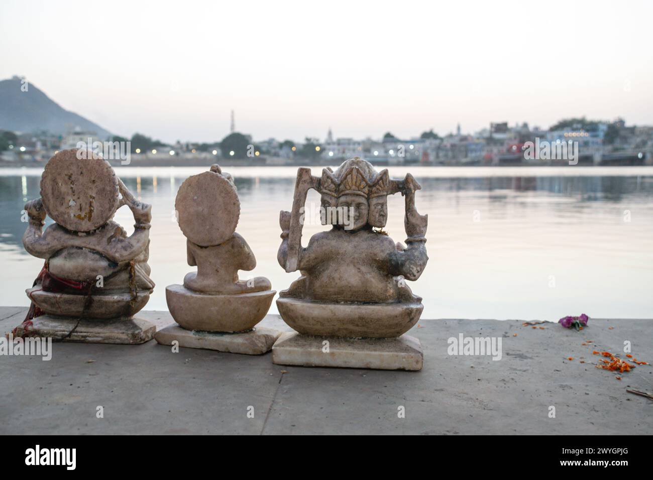 Statuetten vor dem Pushkar Sarovar See, heilige Pilgerfahrt für den Hinduismus Stockfoto