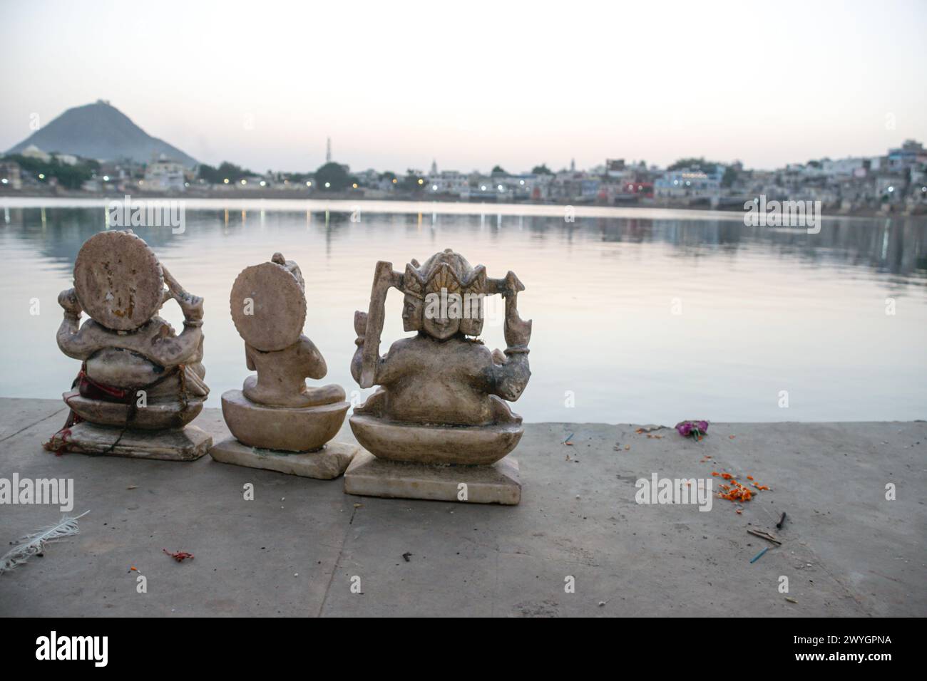 Statuetten vor dem Pushkar Sarovar See, heilige Pilgerfahrt für den Hinduismus Stockfoto