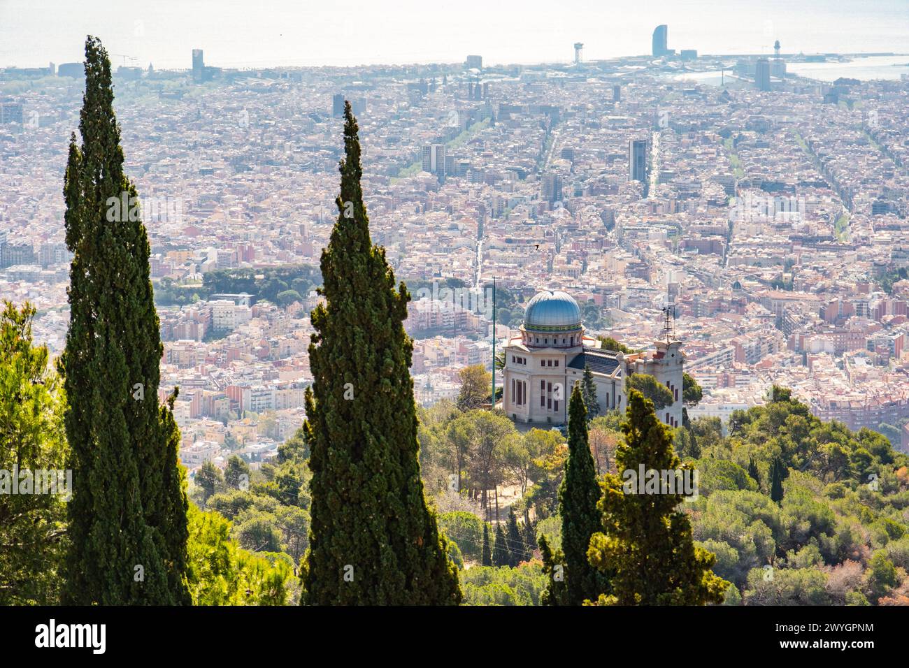 Blick auf das Fabra Observatorium am Tibidabo in Barcelona, Spanien Barcelona Katalonien Spanien *** Blick auf das Fabra Observatorium in Tibidabo in BARC Stockfoto