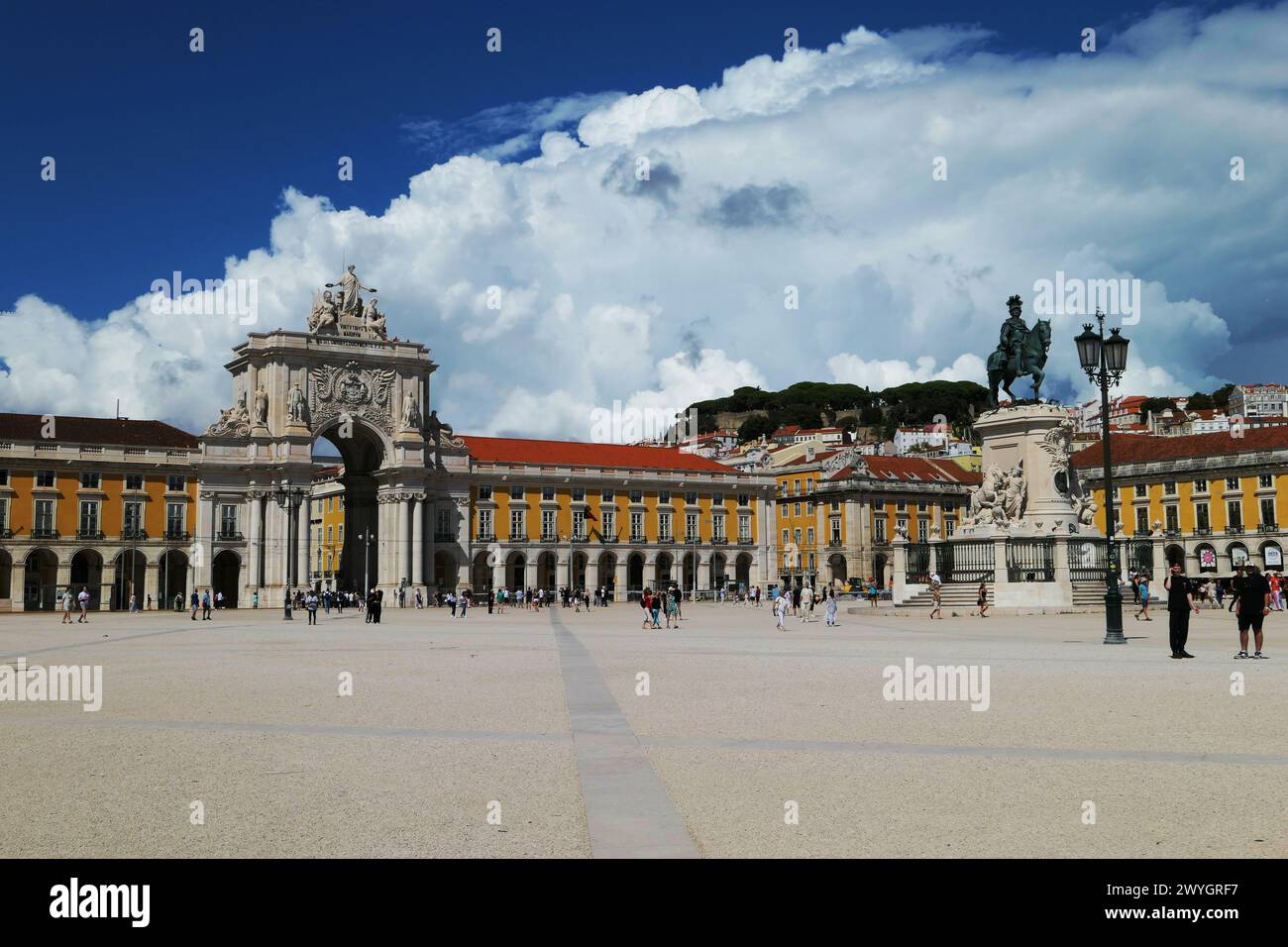 Der Triumphbogen Praca do Comércio über einen wunderschönen Platz in Lissabon, Portugal. Stockfoto