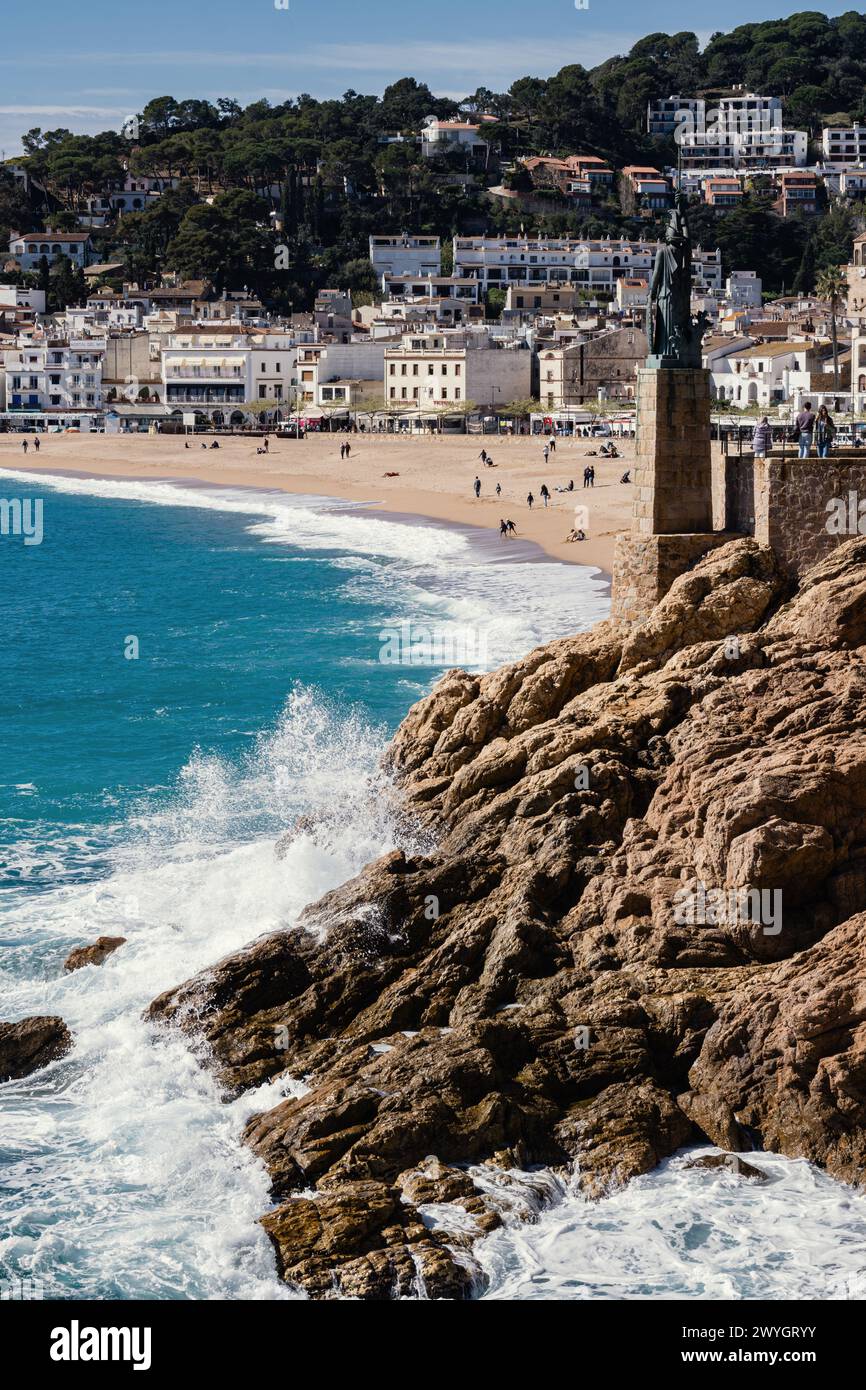 Ein Blick auf den Strand von Tossa de Mar in der Nähe der Statue, die der Göttin Minerva gewidmet ist. Costa Brava in Katalonien, Mittelmeer, Spanien. Stockfoto