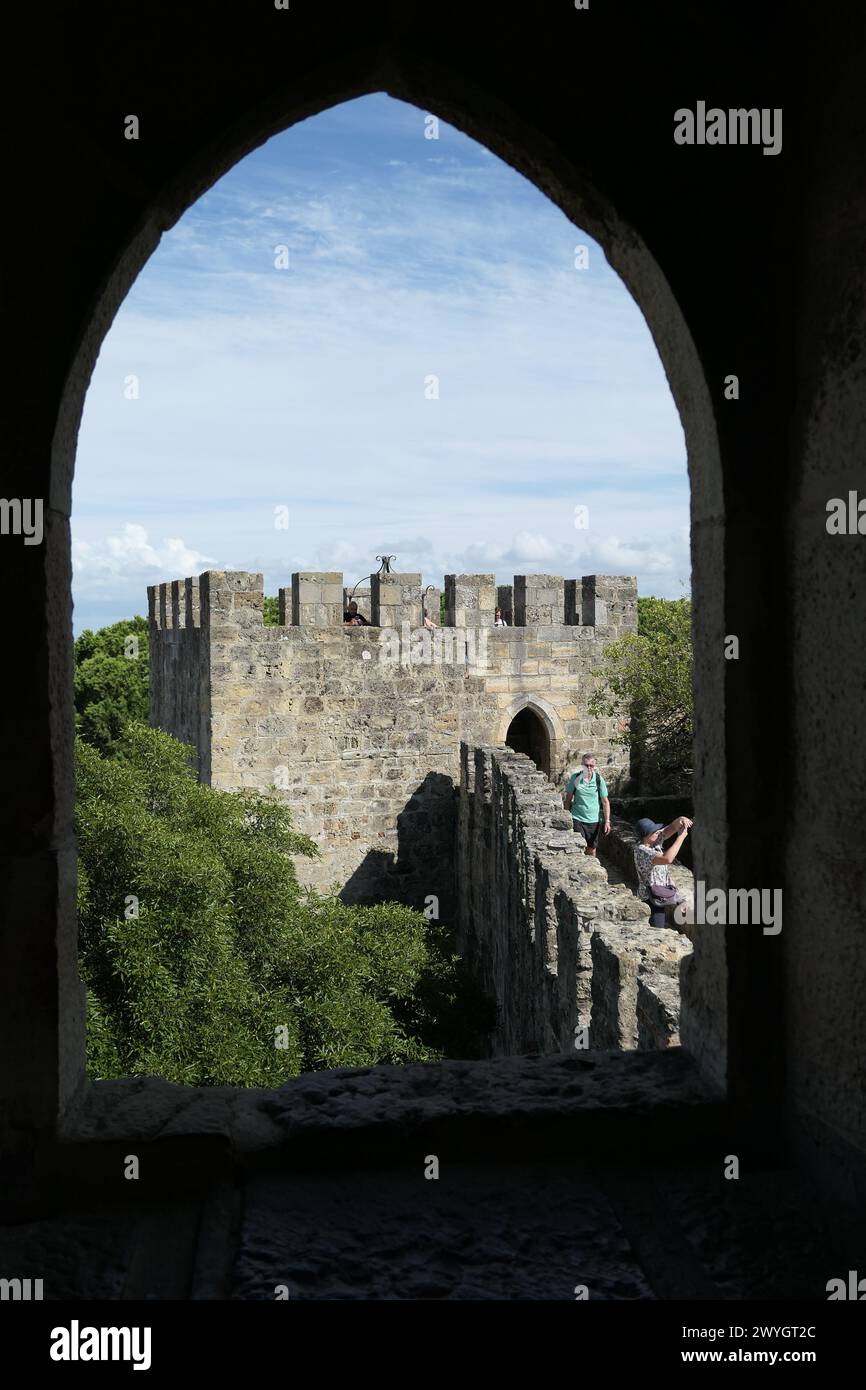 Das Castelo de São Jorge ist eines der markantesten Denkmäler Lissabons auf dem höchsten Hügel der Stadt. Stammt aus dem 2. Jahrhundert v. Chr. Stockfoto