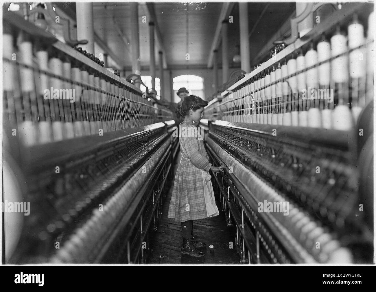 Junge Mädchen Spinner in Lancaster Cotton Mills. Lancaster, S.C., Dezember 1908. Vintage American Photography 1910s Untergeordnetes Arbeitsprojekt. Quelle: Lewis Hines Stockfoto