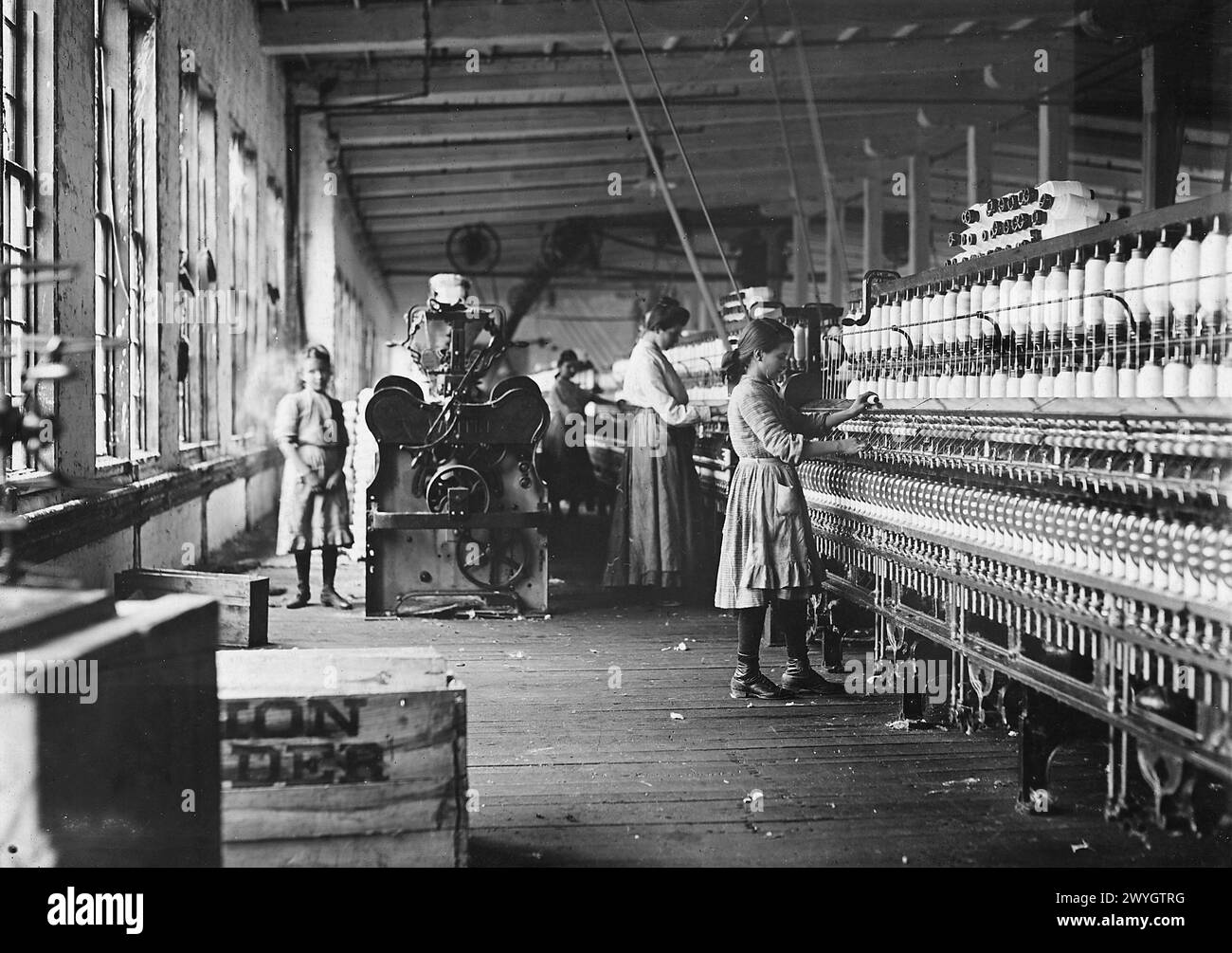 Zwei der jungen Spinner in Catawba Cotton Mills. Newton, N.C., Dezember 1908. > Vintage American Photography 1910s. Untergeordnetes Arbeitsprojekt. Quelle: Lewis Hines Stockfoto