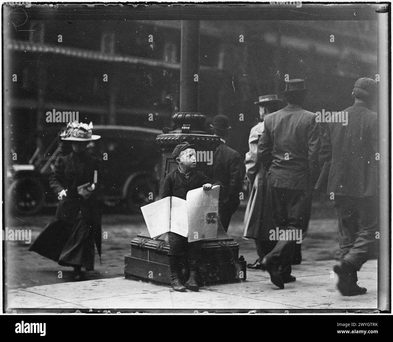 Kleiner Junge in der Innenstadt. Samstagnachmittag. St. Louis, Missourri , Mai 1910 Vintage American Photography 1910s. Untergeordnetes Arbeitsprojekt. Quelle: Lewis Hines Stockfoto