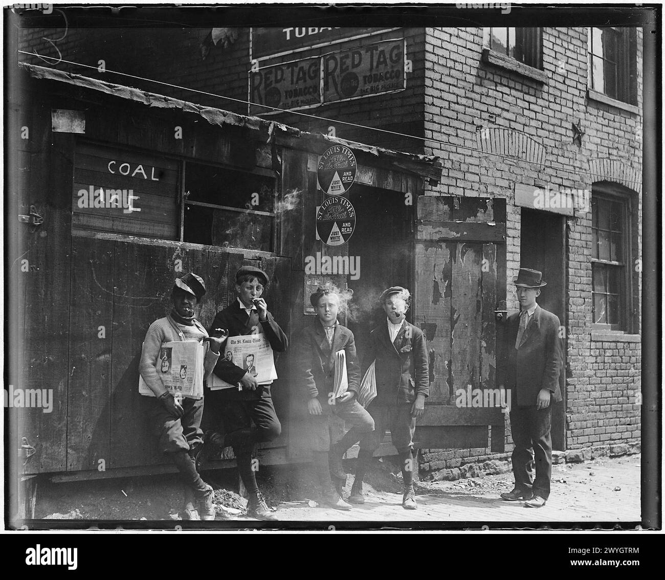 11:00 UHR Zeitungszeitungen bei Skeeter's Branch. Alle Jungen haben geraucht. St. Louis, Mo, Mai 1910 Vintage American Photography 1910s. Untergeordnetes Arbeitsprojekt. Quelle: Lewis Hines Stockfoto