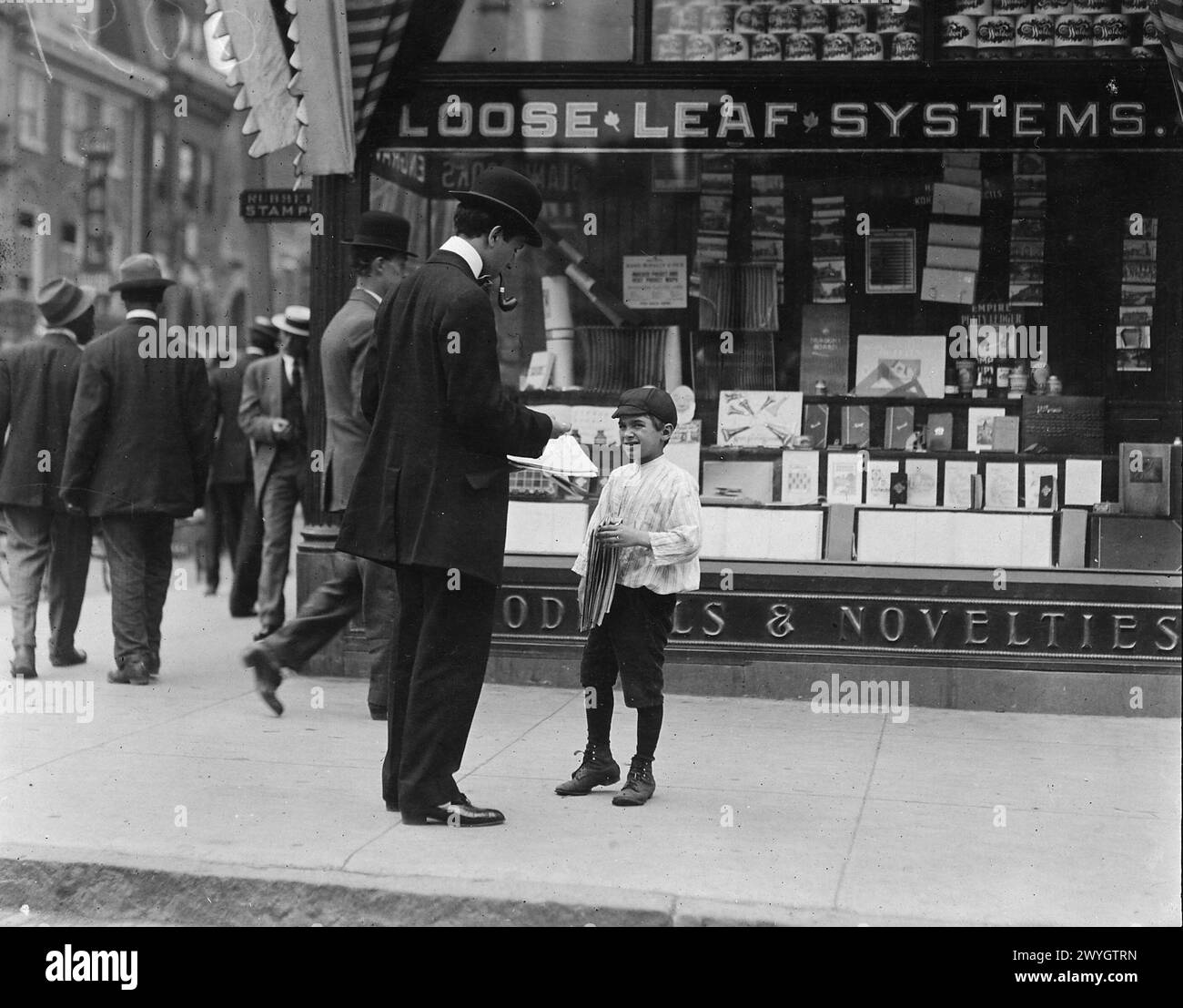 James Loqulla, ein Zeitungsjunge, 12 Jahre alt. Ich verkaufe drei Jahre lang Papiere. Durchschnittliches Einkommen 50 [Cent] pro Woche. Arbeitet 7 Stunden am Tag. Wilmington, Delaware, Mai 1910. Vintage American Photography 1910s Untergeordnetes Arbeitsprojekt. Quelle: Lewis Hines Stockfoto