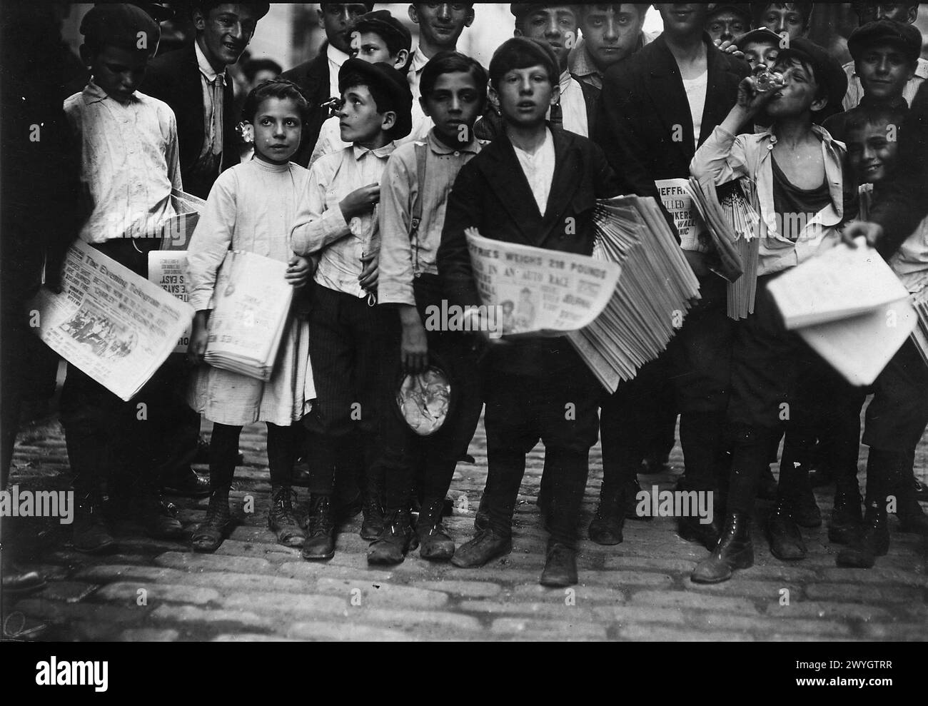 Newsboys und Newsgirl. Nachmittagsszeitung. New York City, Juli 1910. Vintage American Photography 1910s Untergeordnetes Arbeitsprojekt. Quelle: Lewis Hines Stockfoto