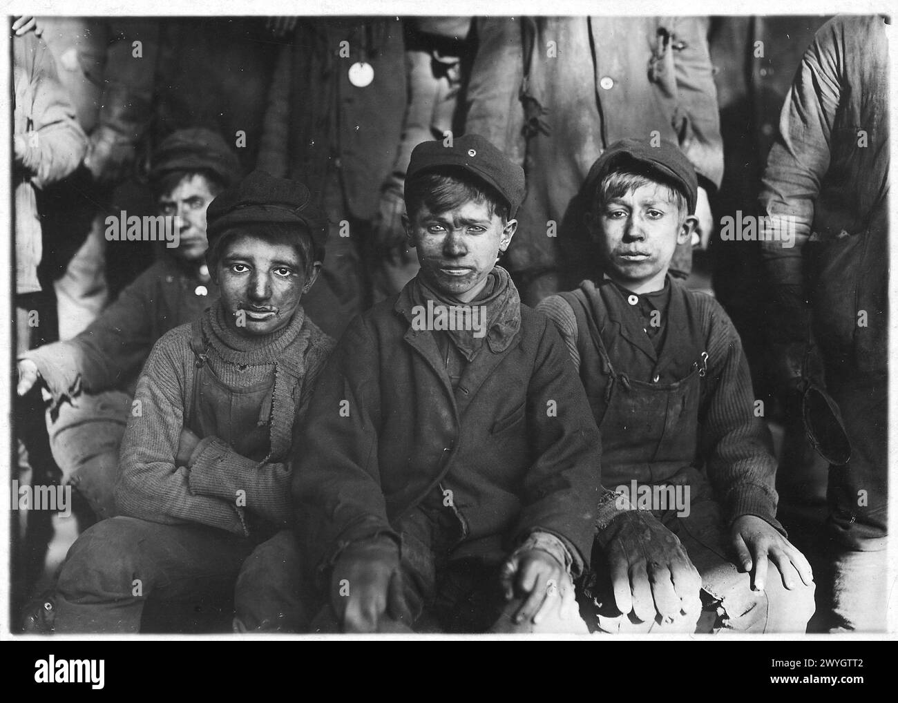 Porträt der Gruppe von Knabenbrechern, amerikanischen Kindern Kohlearbeiter. Der kleinste ist Sam Belloma. Pittston, Pa, Januar 1911. Vintage American Photography 1910s Untergeordnetes Arbeitsprojekt. Quelle: Lewis Hines Stockfoto