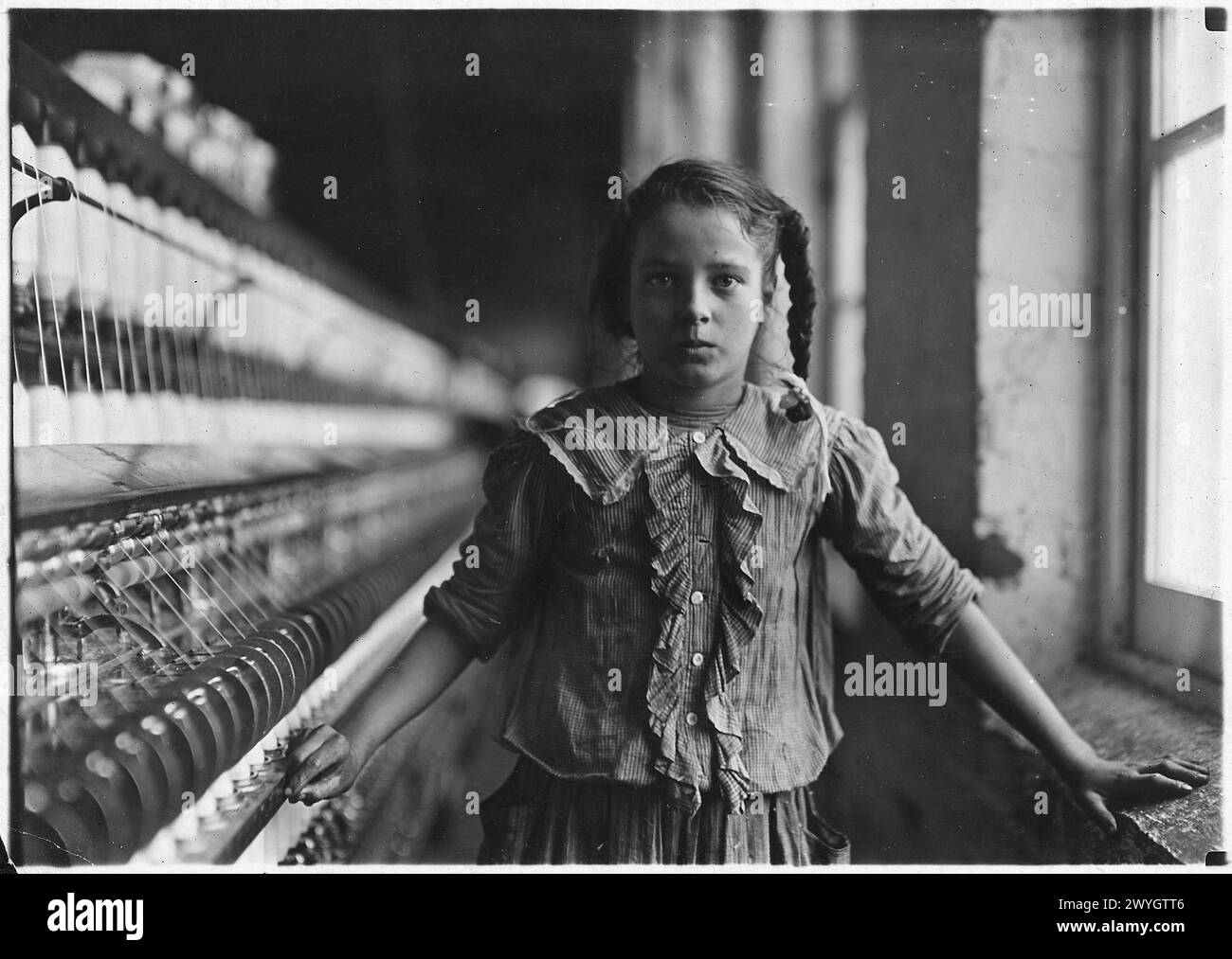 Einer der Kinderspinner in Whitnel Cotton Mill. Sie war 51 cm hoch. Whitnel, N. C, Dezember 1908. Vintage American Photography 1910s Untergeordnetes Arbeitsprojekt. Quelle: Lewis Hines Stockfoto