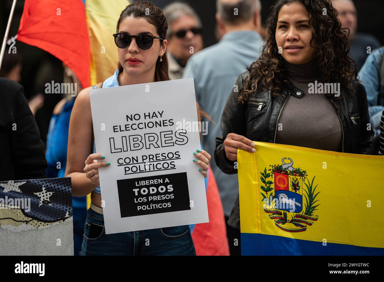 Madrid, Spanien. April 2024. Menschen, die mit Plakaten und venezolanischen Fahnen während einer Kundgebung unter dem Motto "gegen die Wahlblockade und die Verletzung der Menschenrechte in Venezuela" protestieren. Quelle: Marcos del Mazo/Alamy Live News Stockfoto