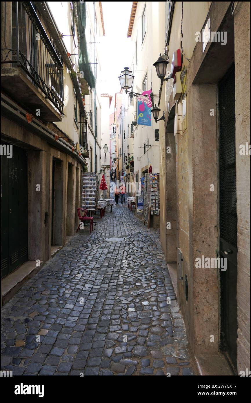 Enge Gasse im Viertel Alfama, Lissabon, Portugal. Stockfoto