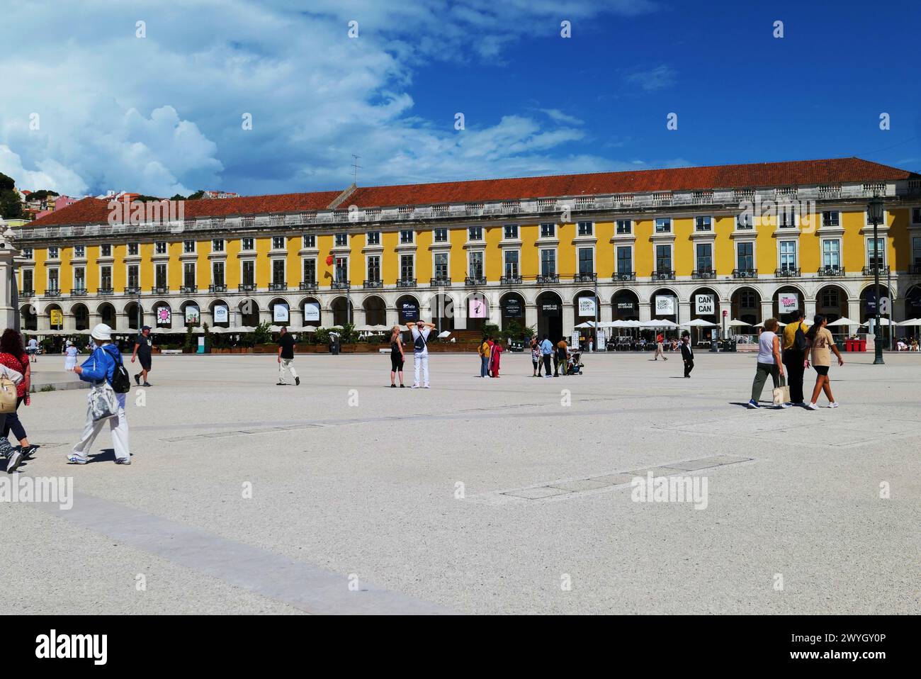 Das Gebäude beherbergt Regierungsbüros, das Biermuseum und Martinho da Arcada, das älteste Café in Lissabon (1778) auf der Prac do Comércio in Lissabon, Portugal. Stockfoto