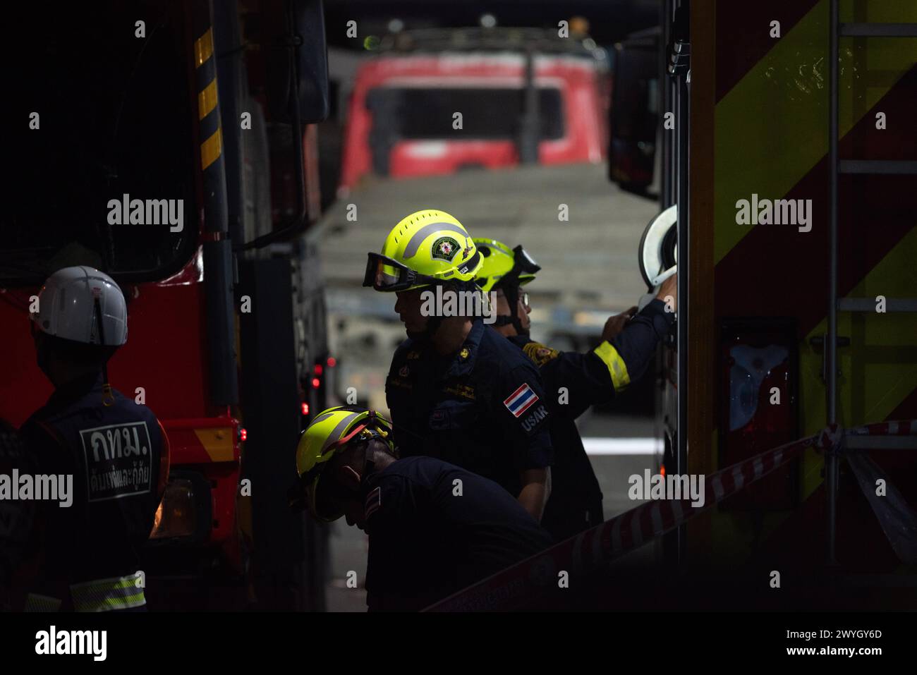 Bangkok, Thailand. April 2024. Das Team der Bangkok Fire and Rescue Department (USAR BANGKOK) bereitet schwere Rettungsausrüstung vor. Um einen Verkehrsunfall zu retten, stürzte der Containerwagen am 5. April 2024 in ein dreistöckiges Geschäftsgebäude, das schwere Schäden an einem Geschäftsgebäude in der Suan Phak Road, Taling Chan District, Bangkok, verursachte. (Foto: Teera Noisakran/Pacific Press) Credit: Pacific Press Media Production Corp./Alamy Live News Stockfoto