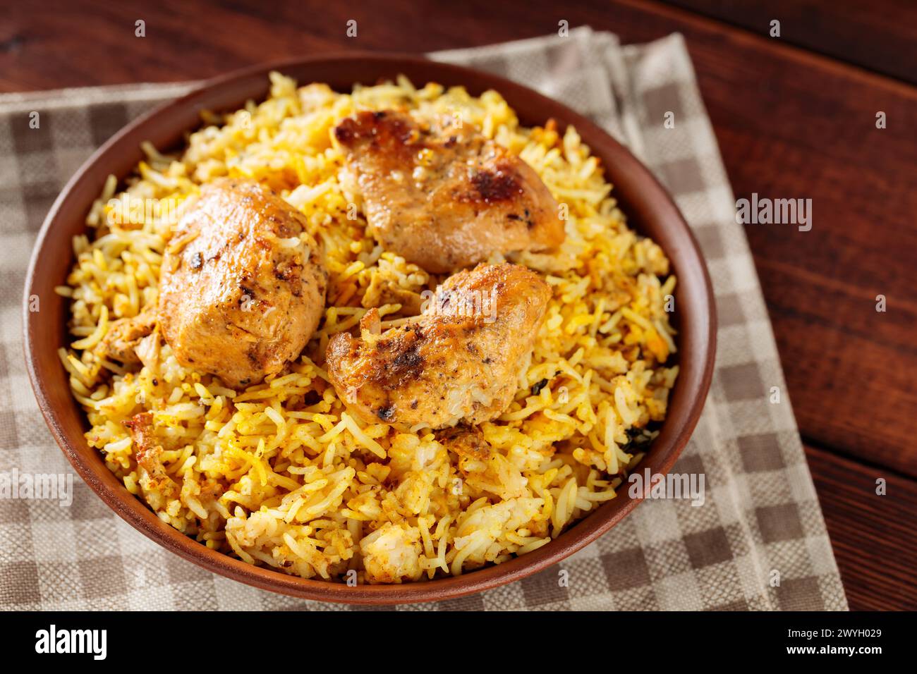 Hühnchen Biryani auf Holzbrettern aus nächster Nähe, aromatisches pakistanisches und nahöstliches Ramadan-Gericht Stockfoto