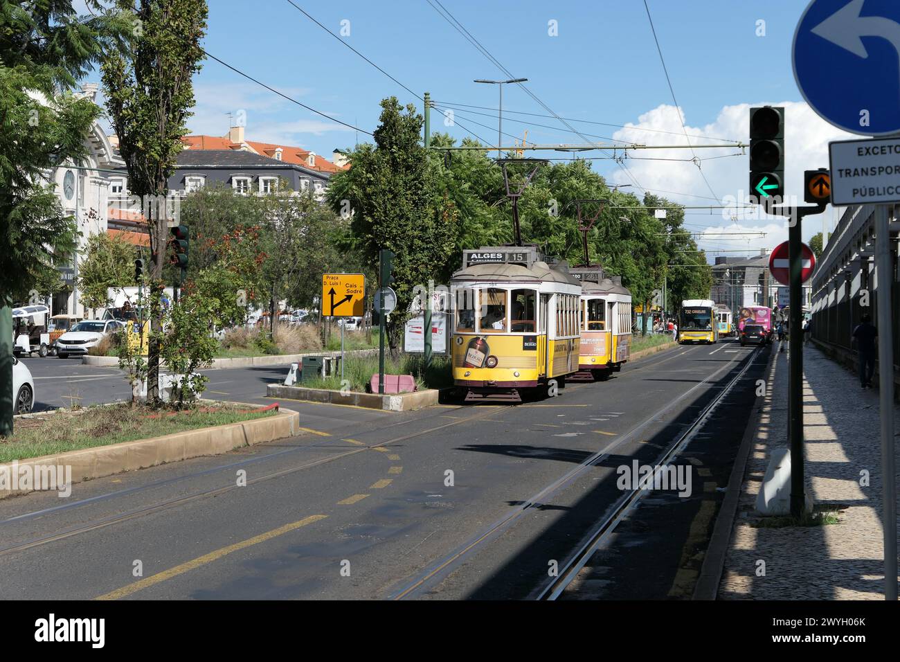 Der berühmte gelbe Trolley fährt durch die ältesten Viertel Lissabon, Portugal. Der gelbe Trolley ist bei Touristen sehr beliebt. Stockfoto