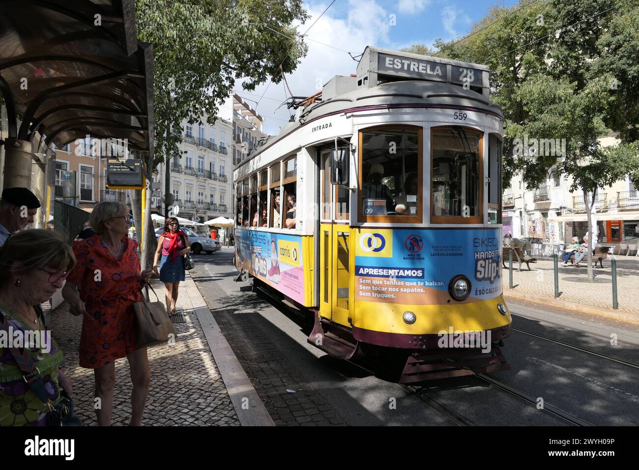 Der berühmte gelbe Trolley fährt durch die ältesten Viertel Lissabon, Portugal. Der gelbe Trolley ist bei Touristen sehr beliebt. Stockfoto