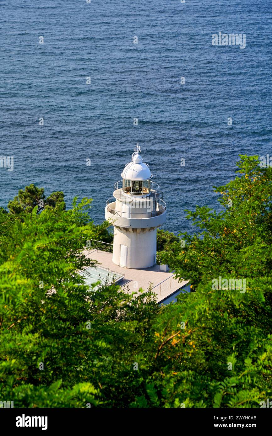 Faro del Monte Igeldo, SE construyó en 1855, de estilo neoclásico, en las laderas del monte Igeldo. El edificio del faro es rectangular de 2 plantas más terraza en la cubierta. Tiene adosada la torre a la fachada Norte. Es un buen lugar para disfrutar de las vistas del mar y de los acantilados de Igueldo, Donostia, San Sebastian, Gipuzkoa, Baskenland, Spanien, Europa. Stockfoto