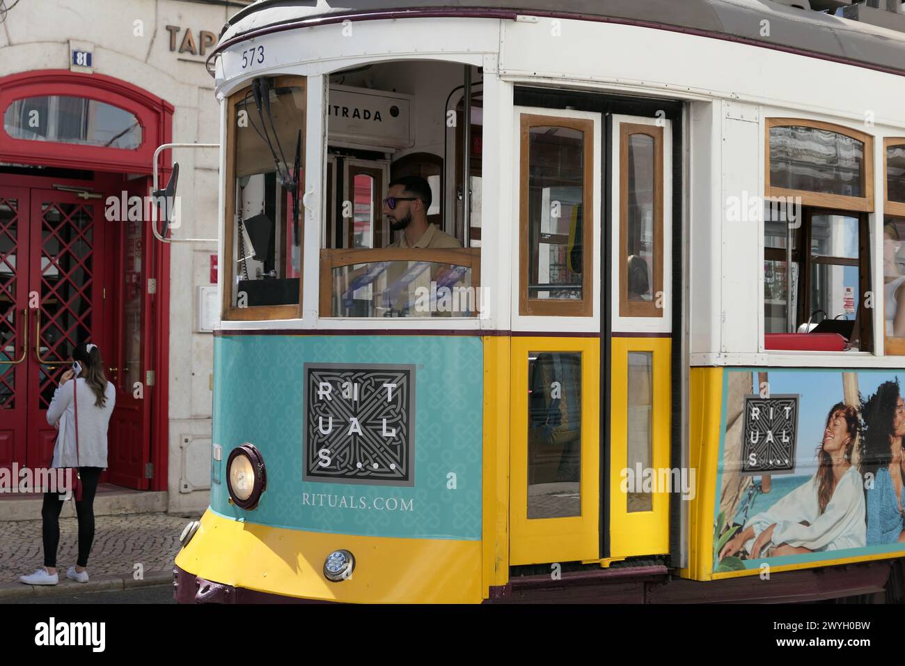 Der berühmte gelbe Trolley fährt durch die ältesten Viertel Lissabon, Portugal. Der gelbe Trolley ist bei Touristen sehr beliebt. Stockfoto