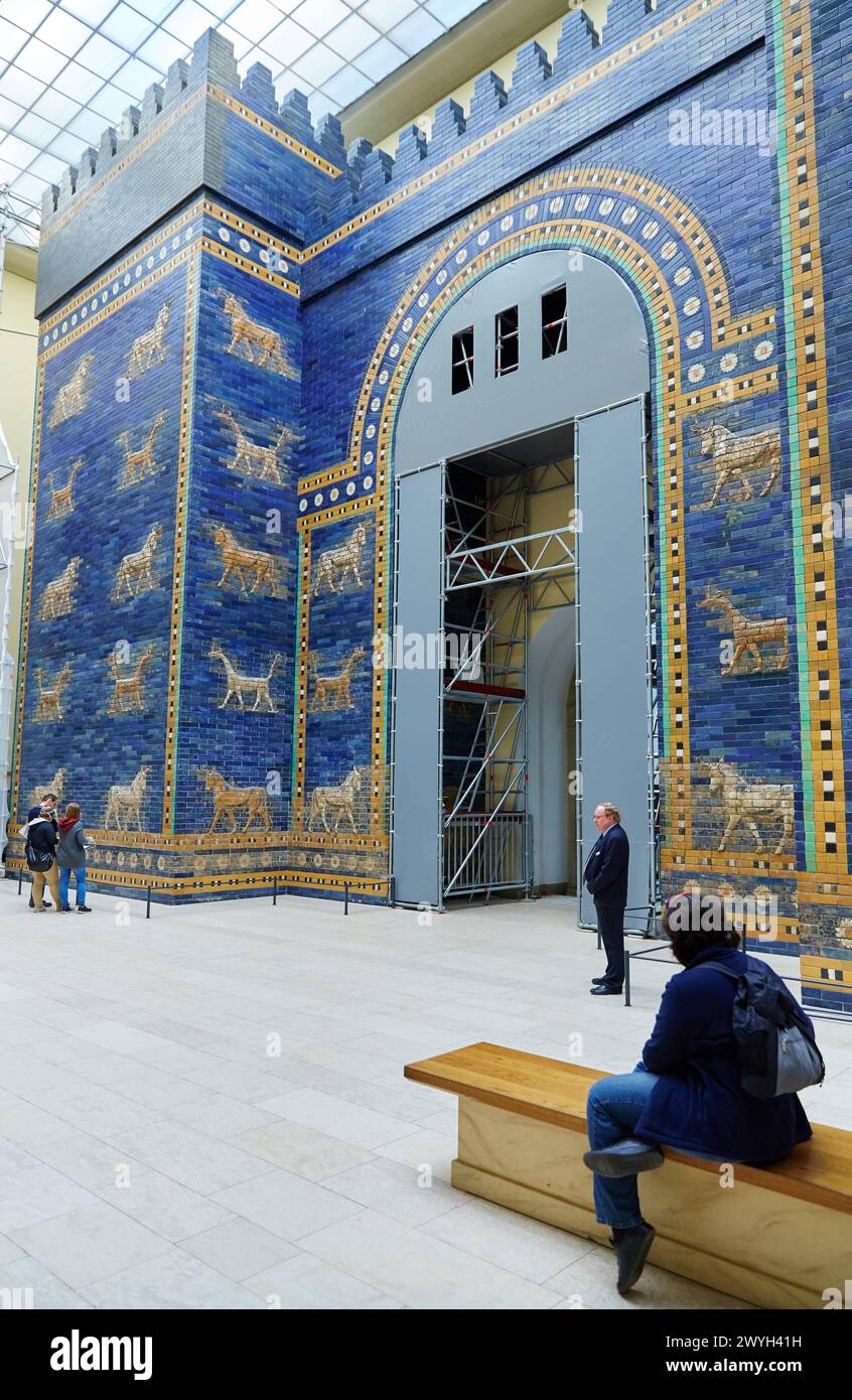 Ischtar-Tor von der antiken Stadt Babylon, Pergamon Museum, Berlin, Deutschland. Stockfoto