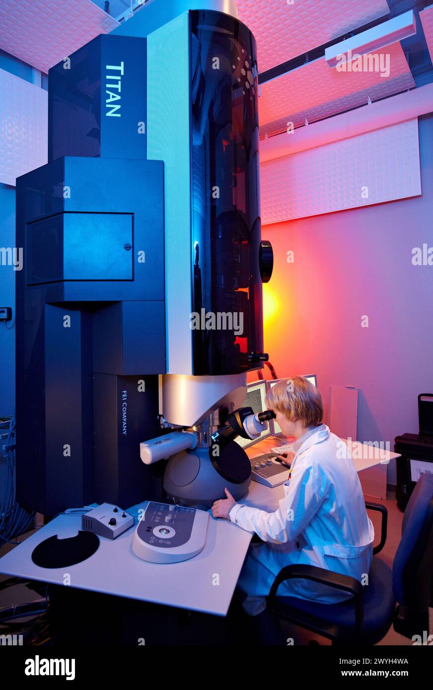 Bildgebung mit Atomauflösung mittels TEM, hochauflösendes Transmissionselektronenmikroskopie-Labor HR-TEM, Materialcharakterisierung auf Nanoskala, Echtzeitbeobachtung von Phänomenen auf Nanoskala, CIC nanoGUNE, Nanoscience Cooperative Research Center, San Sebastian, Donostia, Gipuzkoa, Euskadi, Spanien. Stockfoto