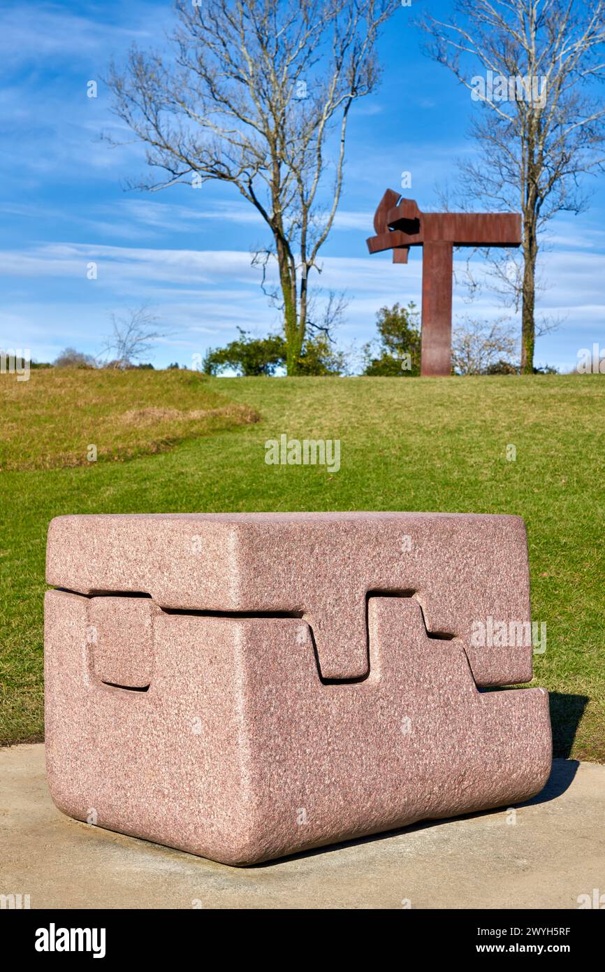 "Stone IV, Granit", 1993, "Knot XXXII, Corten Steel", 1998, Eduardo Chillida (1924-2002), Chillida Leku Museoa, Donostia, San Sebastian, Baskenland, Spanien. Stockfoto