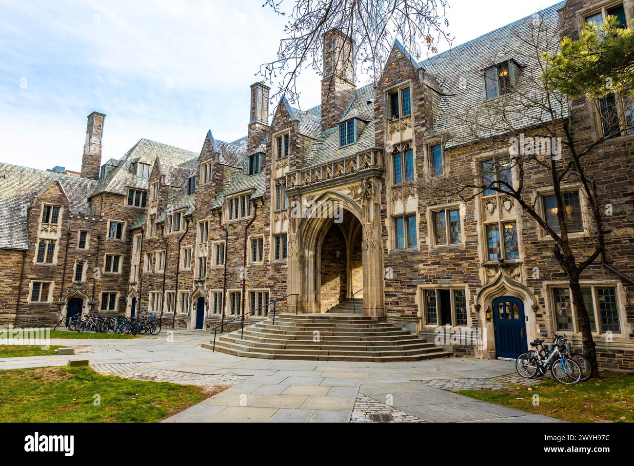 Princeton, NJ, USA - 03-31-2024: Blick auf das alte Studentenwohnheim der Princeton University im Frühjahr Stockfoto