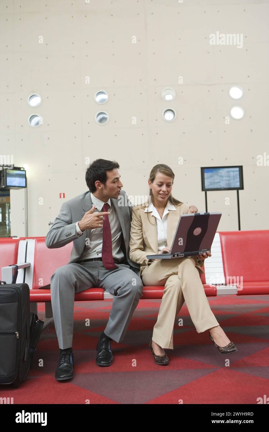 Geschäftsleute. Wartezimmer. Bahnhof Delicias, Zaragoza, Aragón. Spanien. Stockfoto