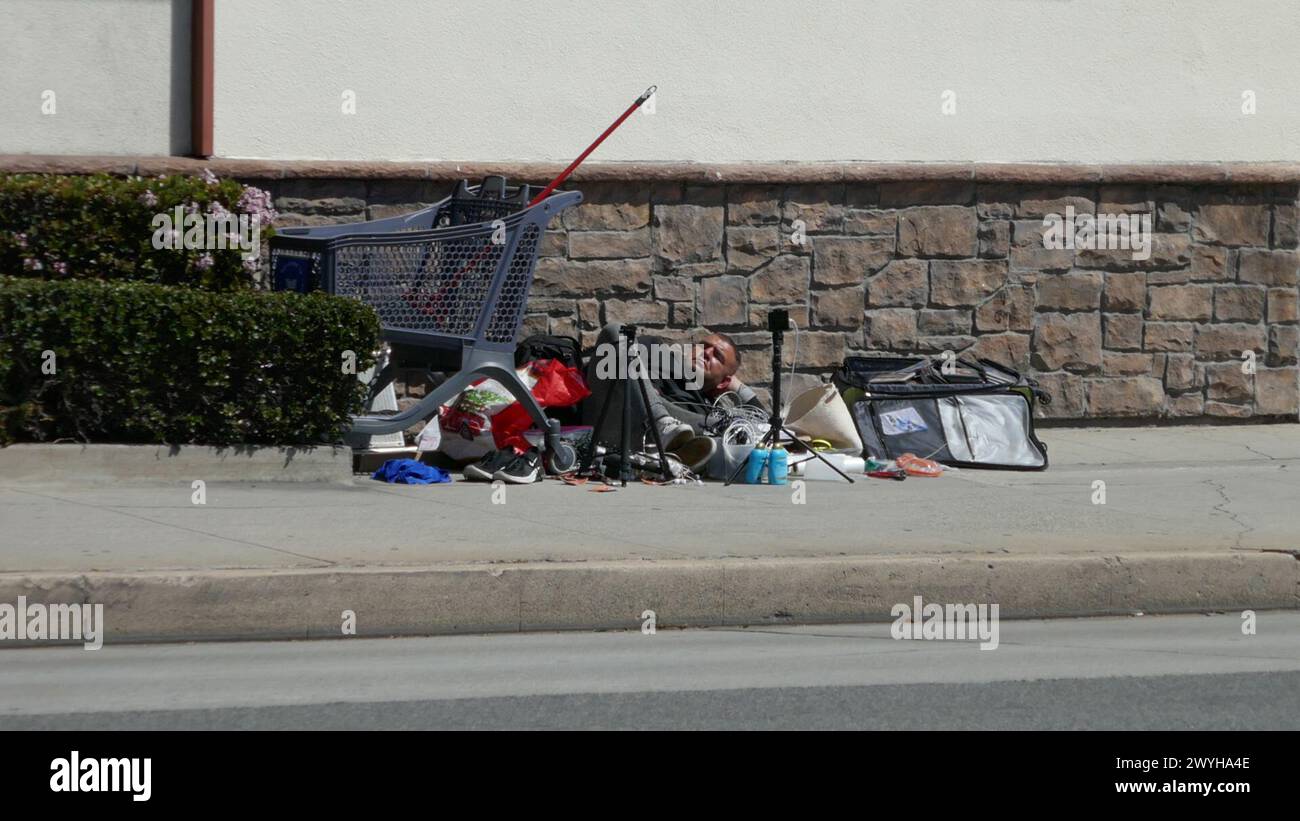 Los Angeles, Kalifornien, USA 6. April 2024 Obdachloser auf dem Bürgersteig an der Fairfax Avenue am 6. April 2024 in Los Angeles, Kalifornien, USA. Foto: Barry King/Alamy Stock Photo Stockfoto