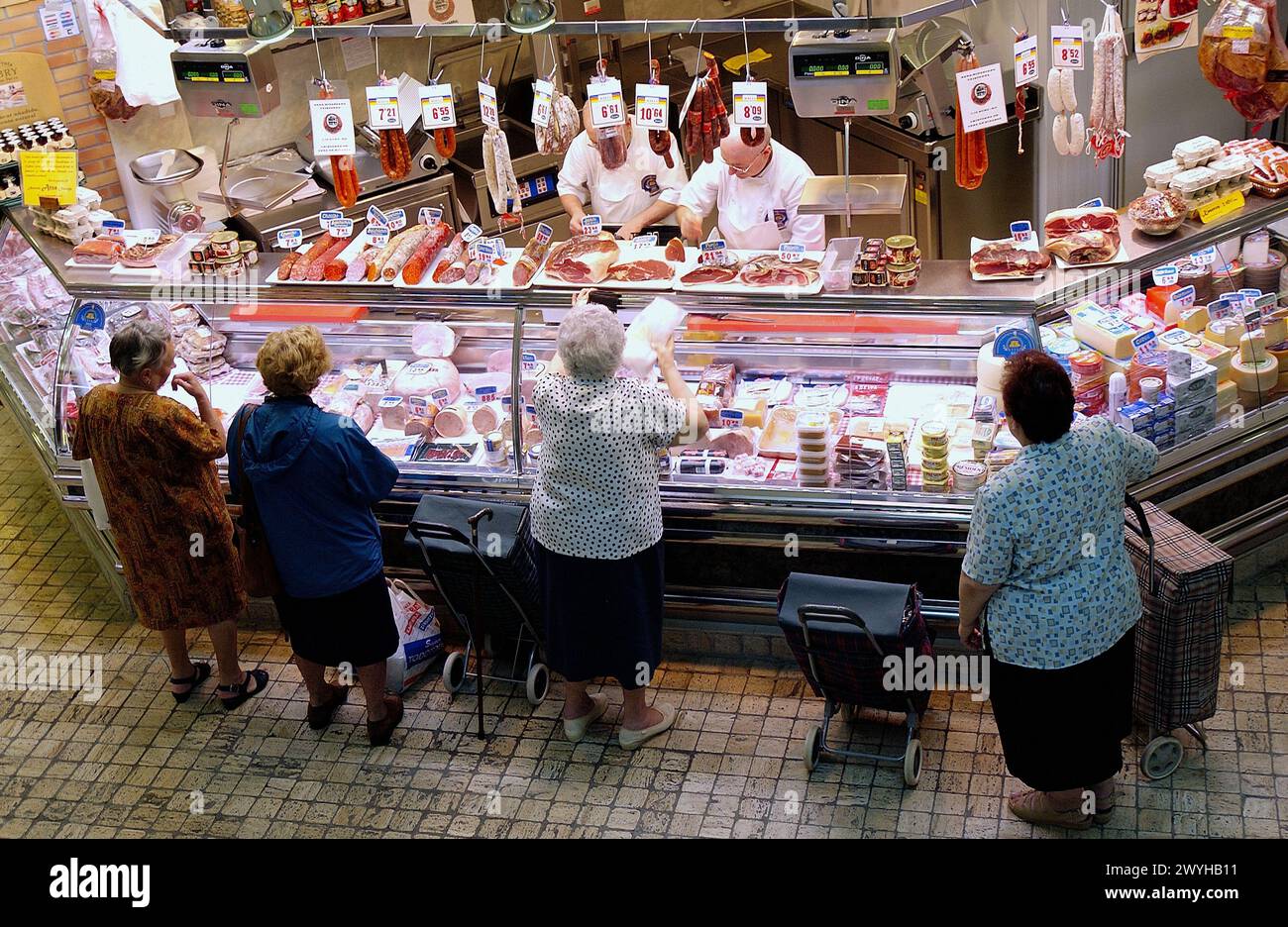 Wurst und Fleisch zu verkaufen. La Bretxa Markt. Donostia-San Sebastián. Guipúzcoa. Euskadi. Spanien. Stockfoto