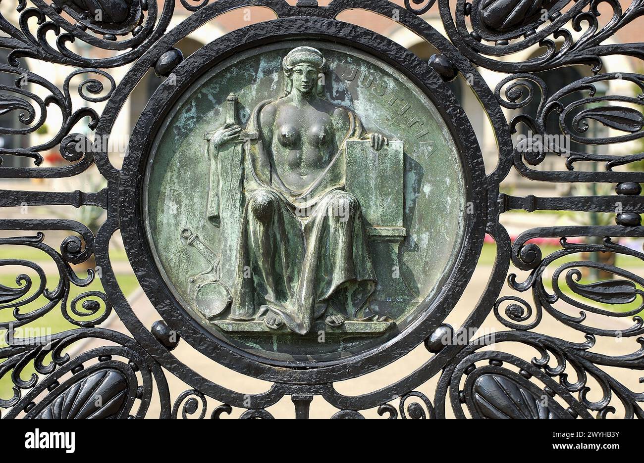 Das Justizsymbol auf dem eisernen Tor, Vredespaleis (´Friedenspalast´ 1909-1913) beherbergt den Internationalen Gerichtshof der Vereinten Nationen. Den Haag. Niederlande. Stockfoto