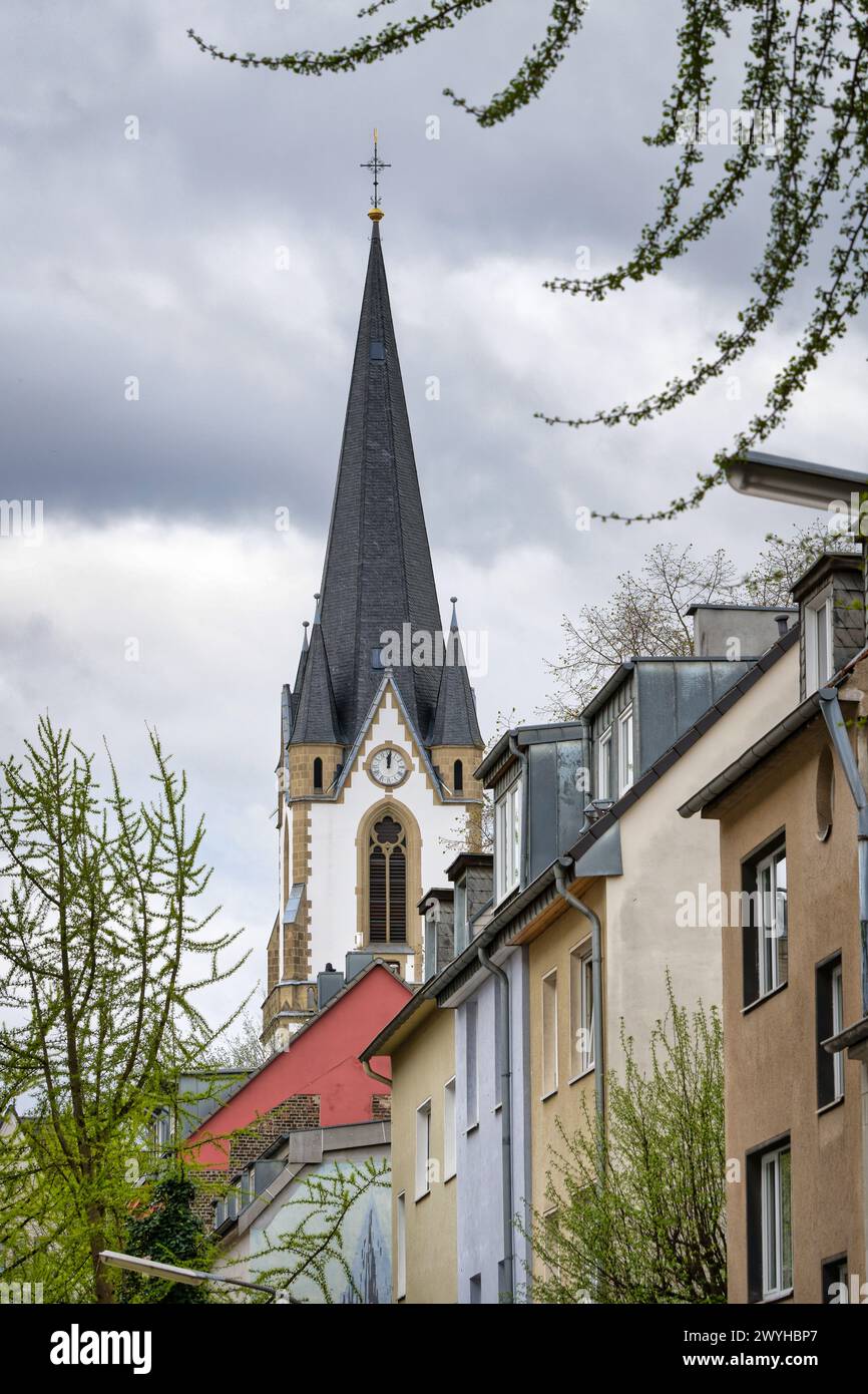 St. Die Josefskirche erhebt sich über den engen, verwinkelten Gassen des Kölner Stadtteils Ehrenfeld Stockfoto