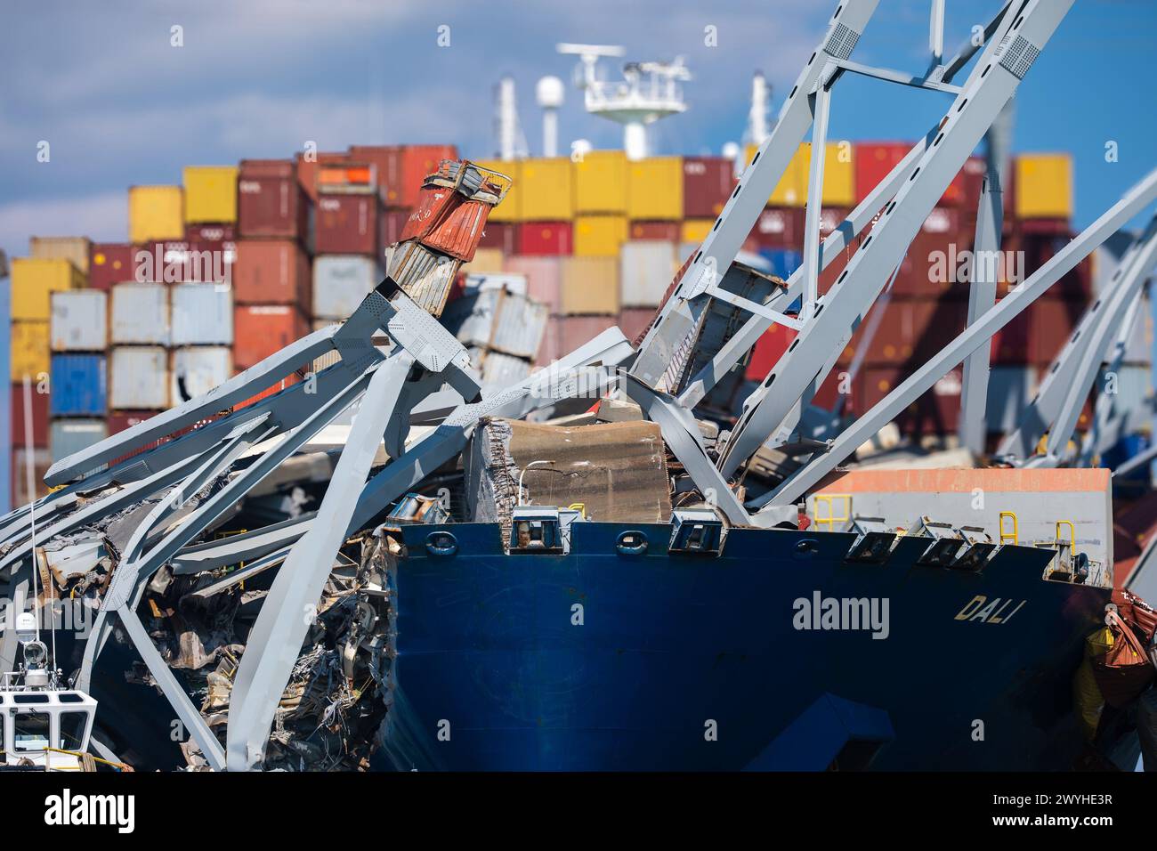 Eine Küstenwache der Milford Haven 29-Foot Response Boat-Crew bewertet den Zusammenbruch der Francis Scott Key Bridge in Baltimore, Maryland, am 29. März 2024. Die Key Bridge wurde am 26. März 2024 von dem unter Singapur fahrenden Frachtschiff Dali geschlagen. (Foto der US-Küstenwache von Petty Officer 1st Class Brandon Giles) Stockfoto