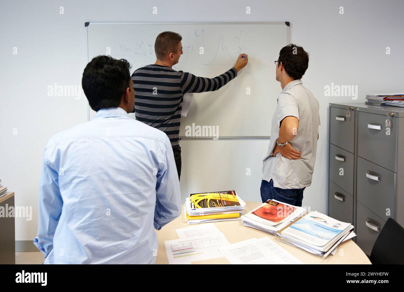 Office, Materials Physics Center ist ein gemeinsames Zentrum des spanischen Wissenschaftlichen Forschungsrates CSIC und der Universität des Baskenlandes UPV/EHU. Seine Forschungstätigkeit konzentriert sich hauptsächlich auf grundlegende Aspekte der Materialwissenschaft. Die wissenschaftliche Tätigkeit in den Labors und Versuchseinrichtungen des CFM befasst sich mit der Morphologie und elektronischen Eigenschaften von nanostrukturierten Materialien, Polymeren und weichen Stoffen sowie photonischen Materialien. Darüber hinaus widmet sich ein wichtiger Teil der wissenschaftlichen Forschung im CFM der Theorie und Simulation von Materialeigenschaften im mikroskopischen und mes Stockfoto