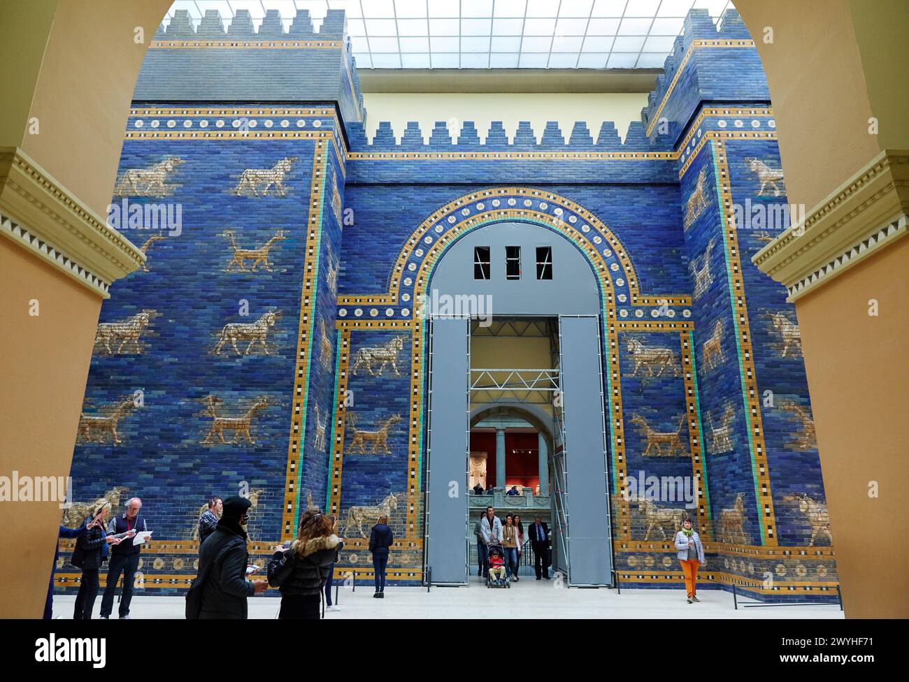 Ischtar-Tor von der antiken Stadt Babylon, Pergamon Museum, Berlin, Deutschland. Stockfoto