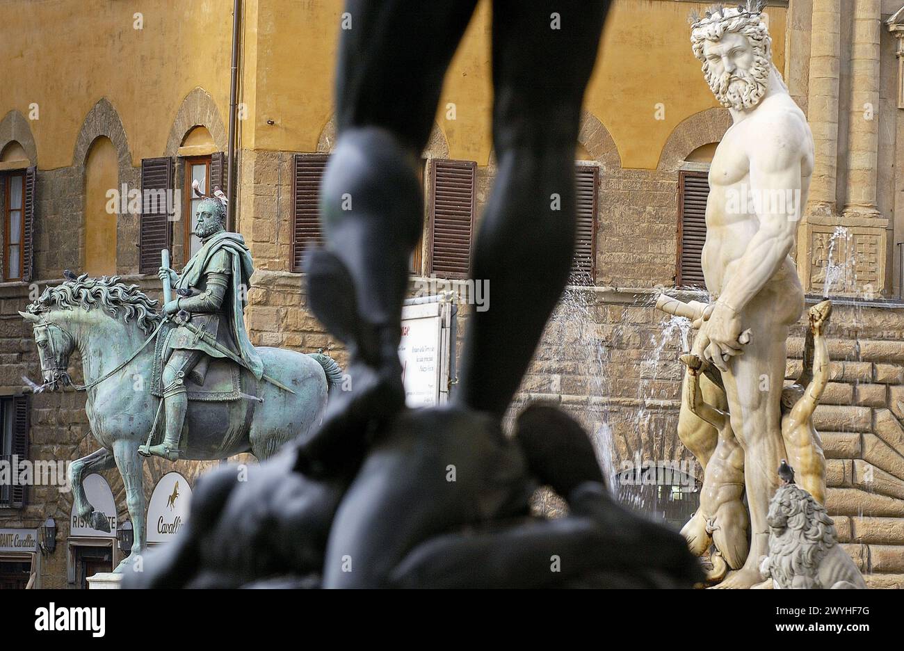 Statue von Cosimo I de Medici von Giambologna und Il Biancone, Statue von Neptun, auf der Piazza della Signoria. Florenz. Toskana, Italien. Stockfoto