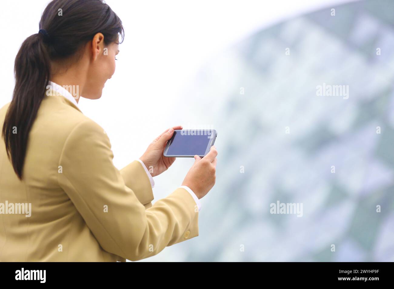 Geschäftsfrau mit Smartphones im Business-Center. San Sebastian Technologiepark. Donostia. Gipuzkoa. Baskisches Land. Spanien. Stockfoto