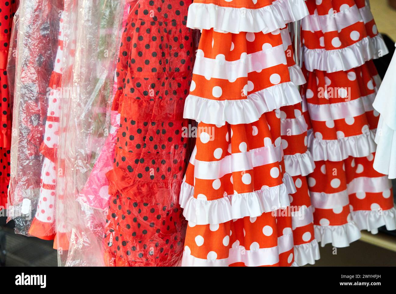 Shoppen Sie mit Sevillanischen Kleidern. Stockfoto