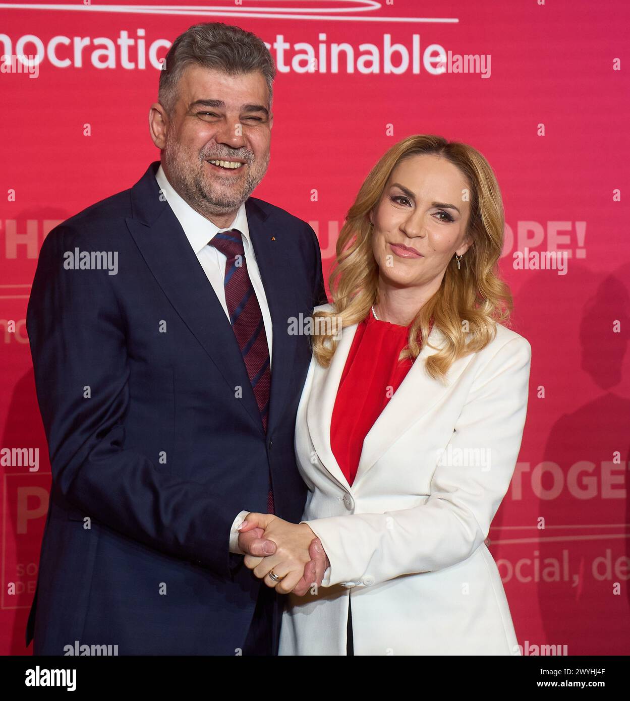 Bukarest, Rumänien. 6. April 2024: Marcel Ciolacu, Premierminister Rumäniens und Präsident der Sozialdemokratischen Partei (PSD), begrüßt Senatorin Gabriela Firea, erste Vizepräsidentin der PSD, vor dem Beginn der Konferenz "Wir stehen zusammen - für unser Europa!", die im Palast des rumänischen Parlaments stattfand. Firea wurde nicht als Kandidat für das Amt des Bürgermeisters von Bukarest nominiert, aber er steht ganz oben auf der Liste der Parlamentswahlen, obwohl mehrfach spekuliert wurde, dass er ein angespanntes Verhältnis zum Präsidenten der Partei haben würde. Gutschrift Stockfoto